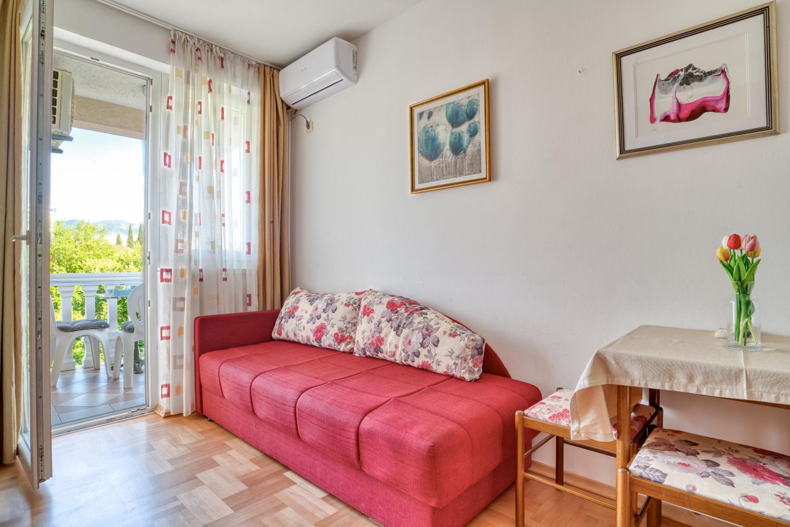 Comfort One-Bedroom Apartment with Terrace - Photo 20