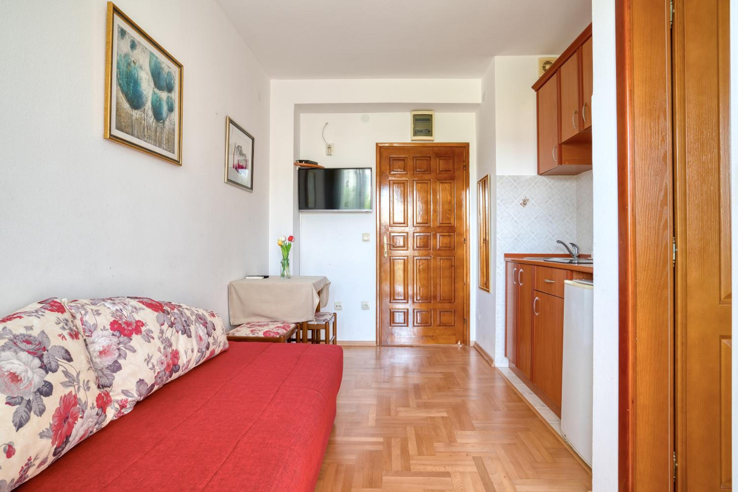Comfort One-Bedroom Apartment with Terrace - Photo 7