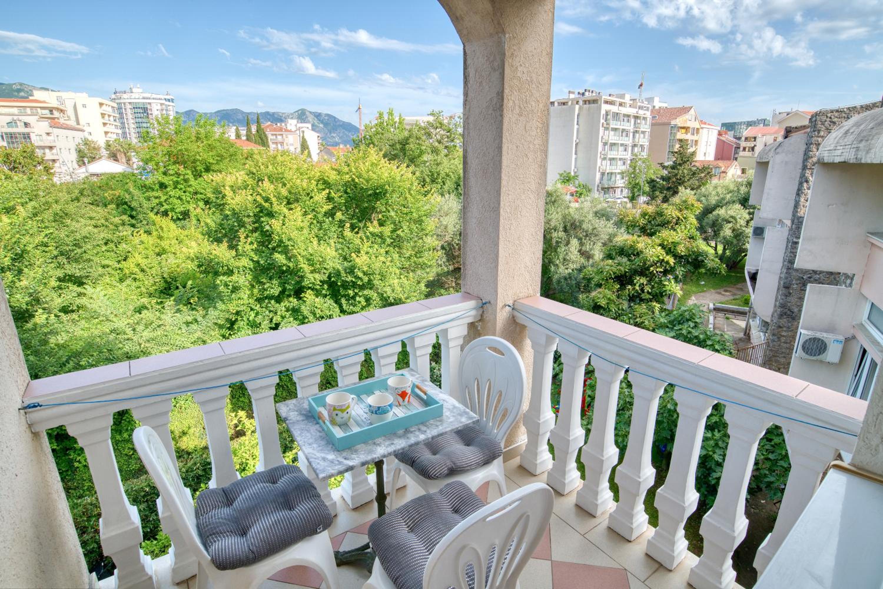 Comfort One-Bedroom Apartment with Terrace - Photo 3