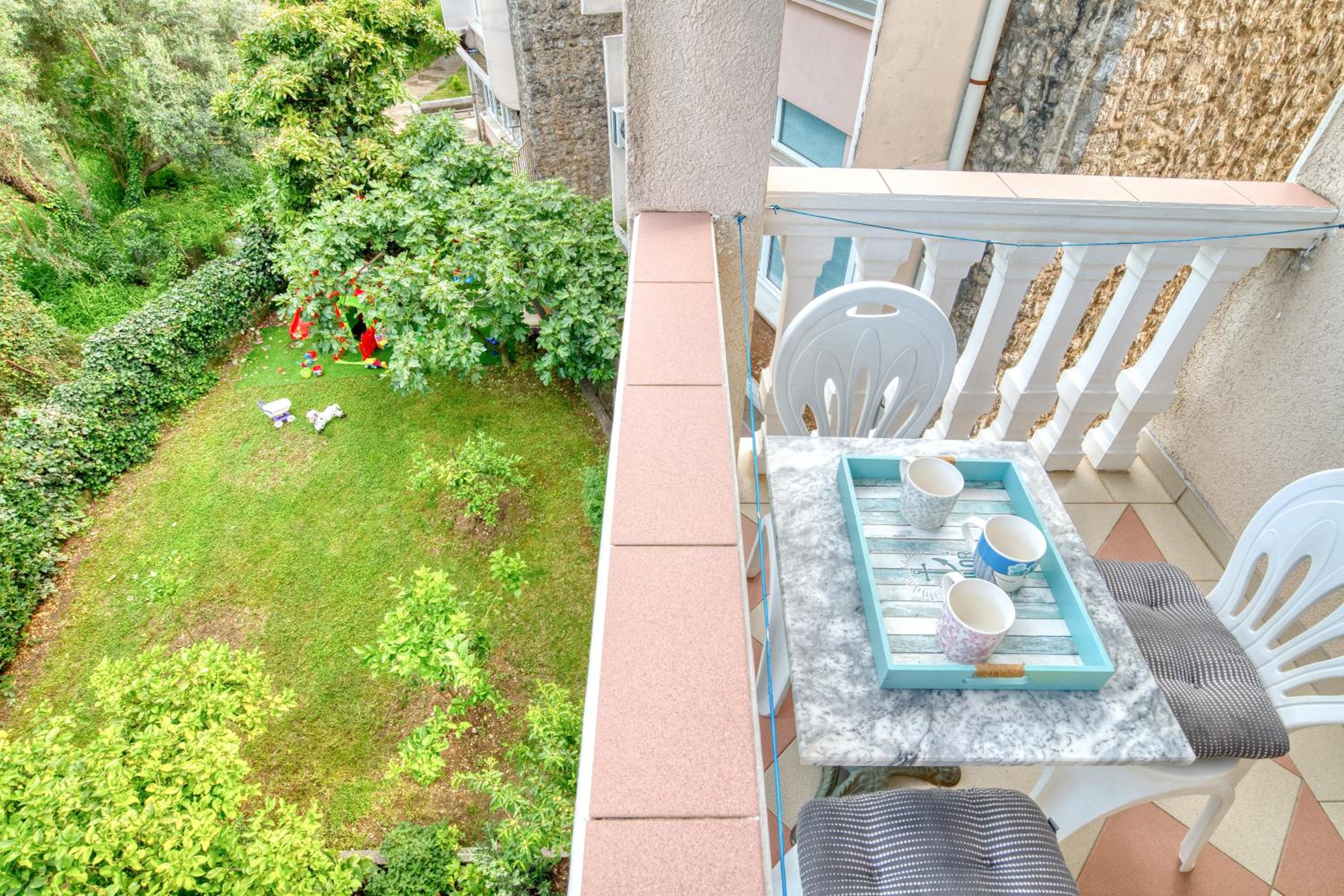 Comfort One-Bedroom Apartment with Terrace - Photo 13