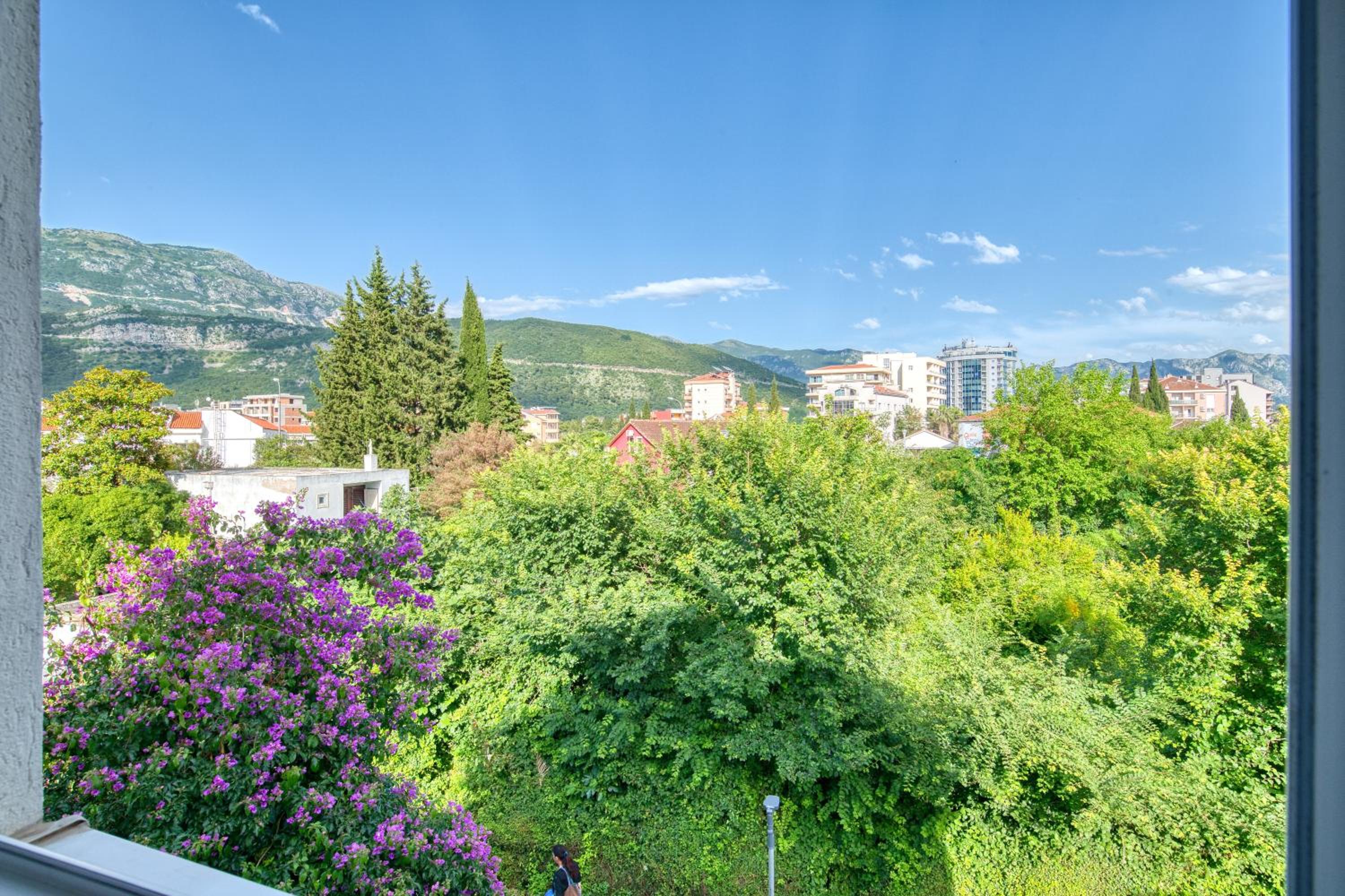 Comfort One-Bedroom Apartment with Terrace - Photo 14