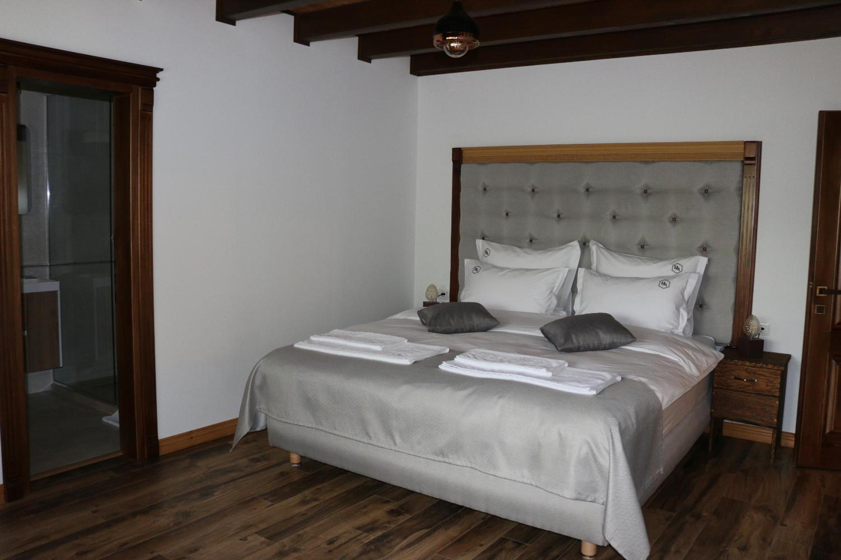 Large Double Room photo 2