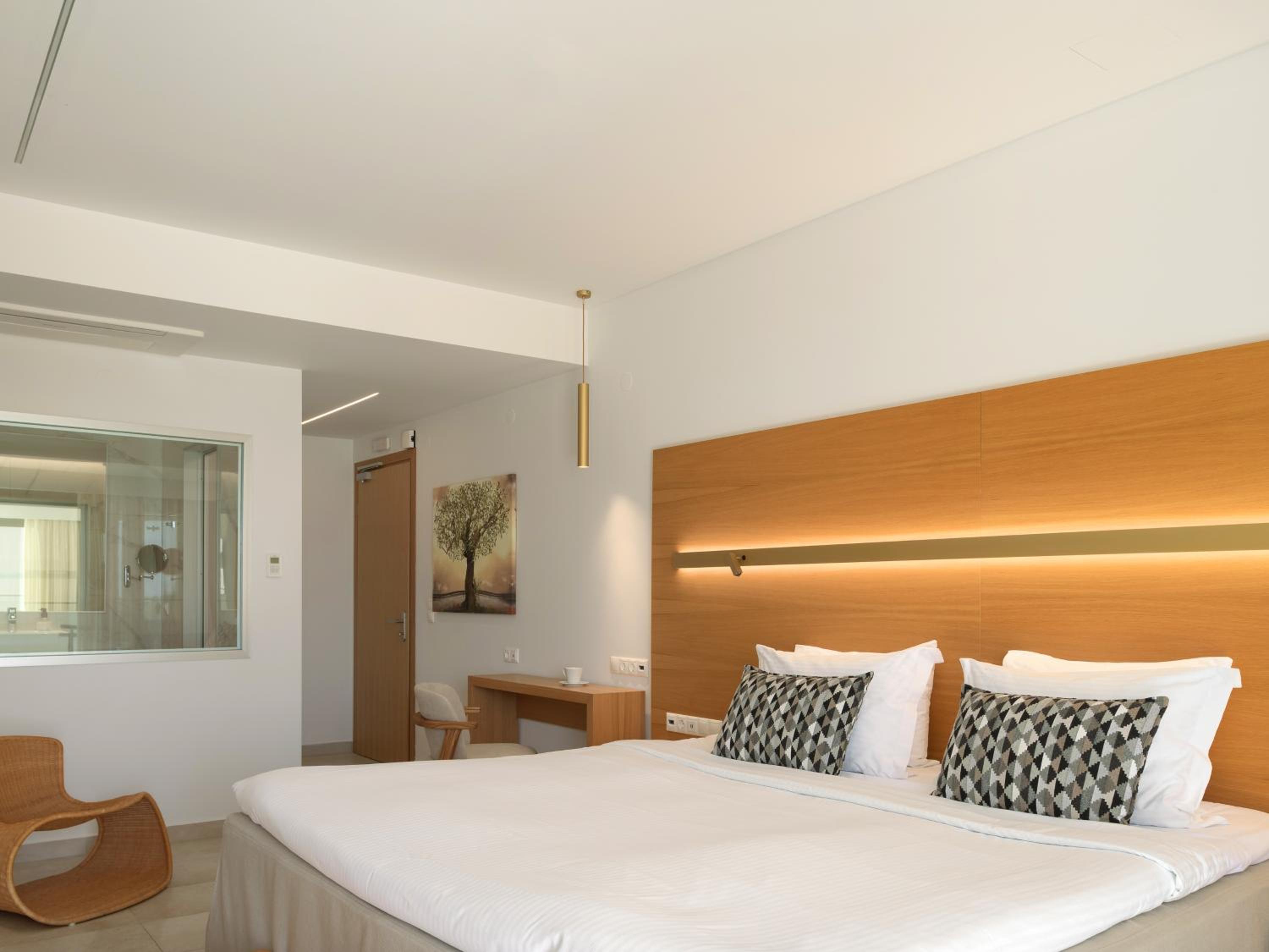 White Deluxe Suite Sea View