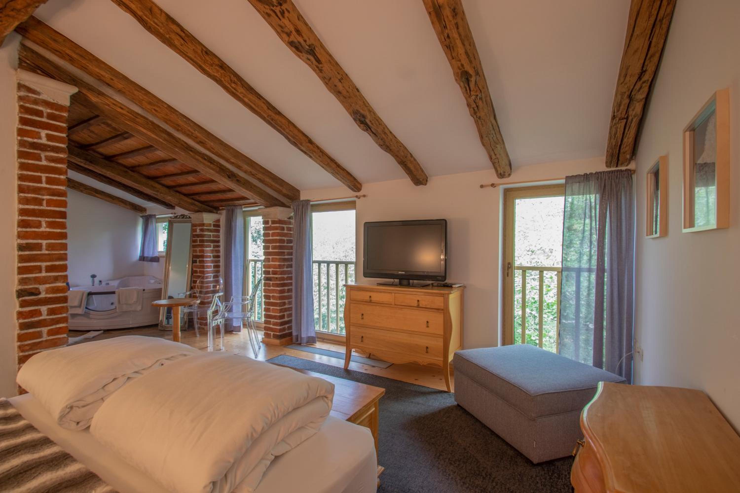 Double Room with Spa Bath - Photo 4
