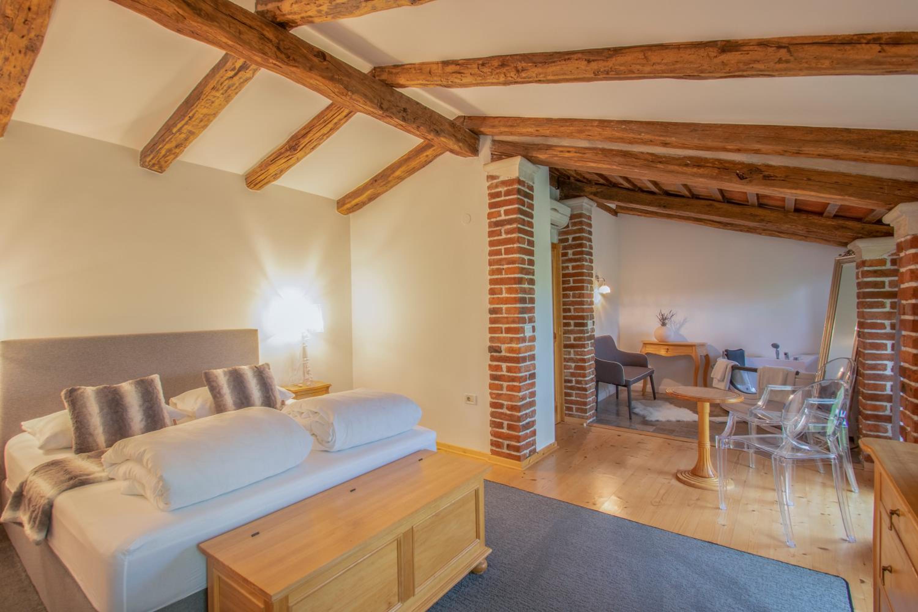 Double Room with Spa Bath - Photo 3