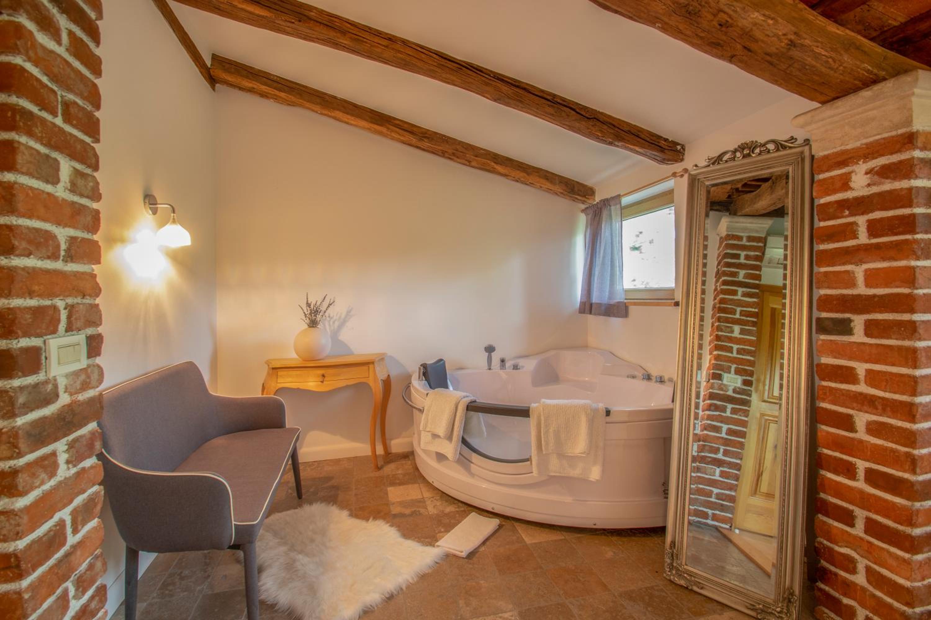 Double Room with Spa Bath - Photo 2