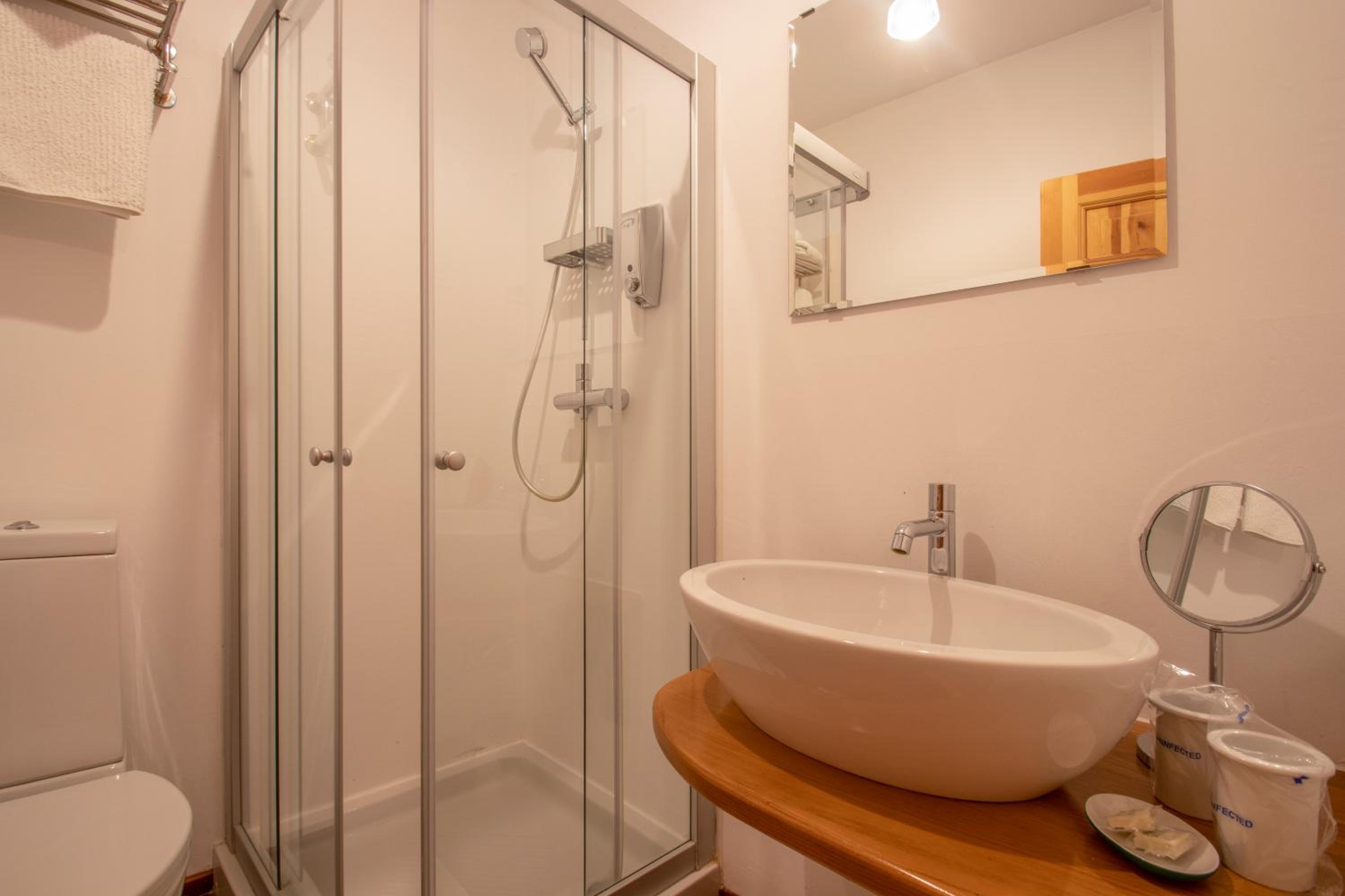 Double Room with Spa Bath - Photo 7