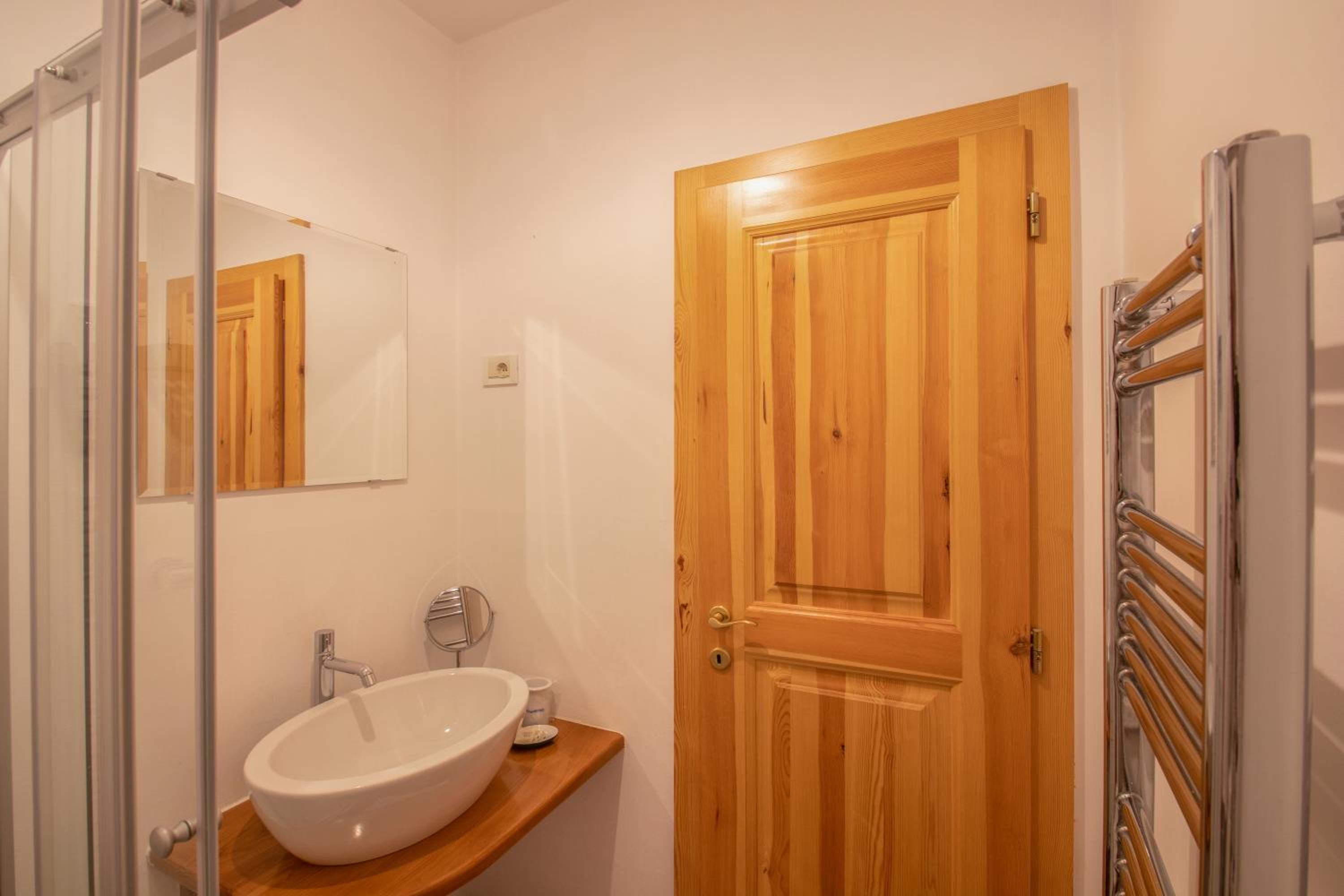 Double Room with Spa Bath - Photo 6