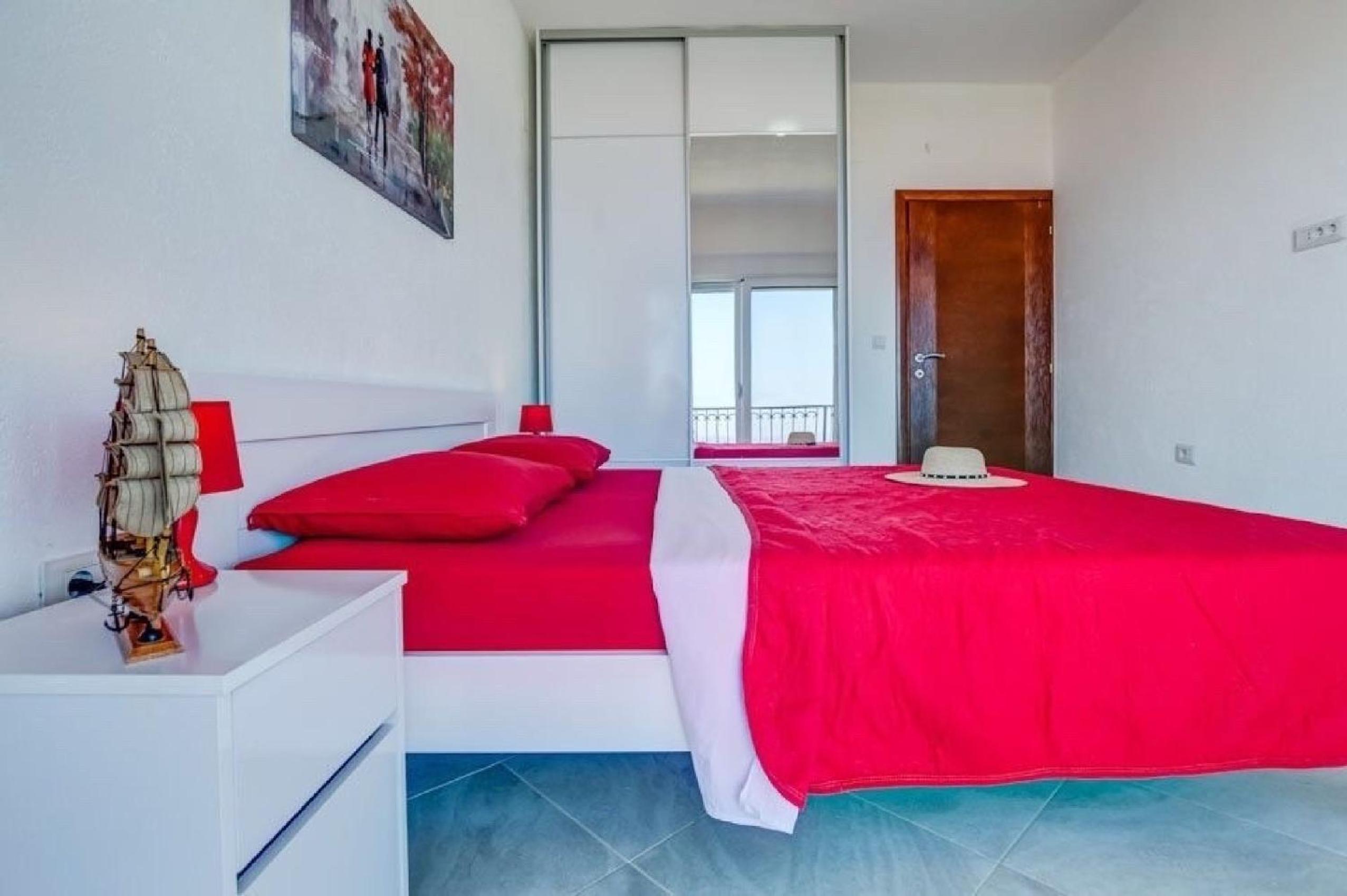 One Bedroom Apartment with Seaview  photo 2
