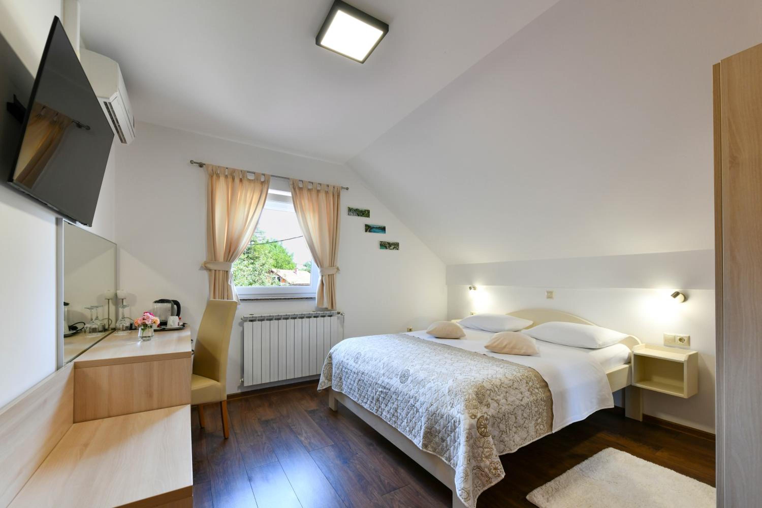 Double Room - Photo 11