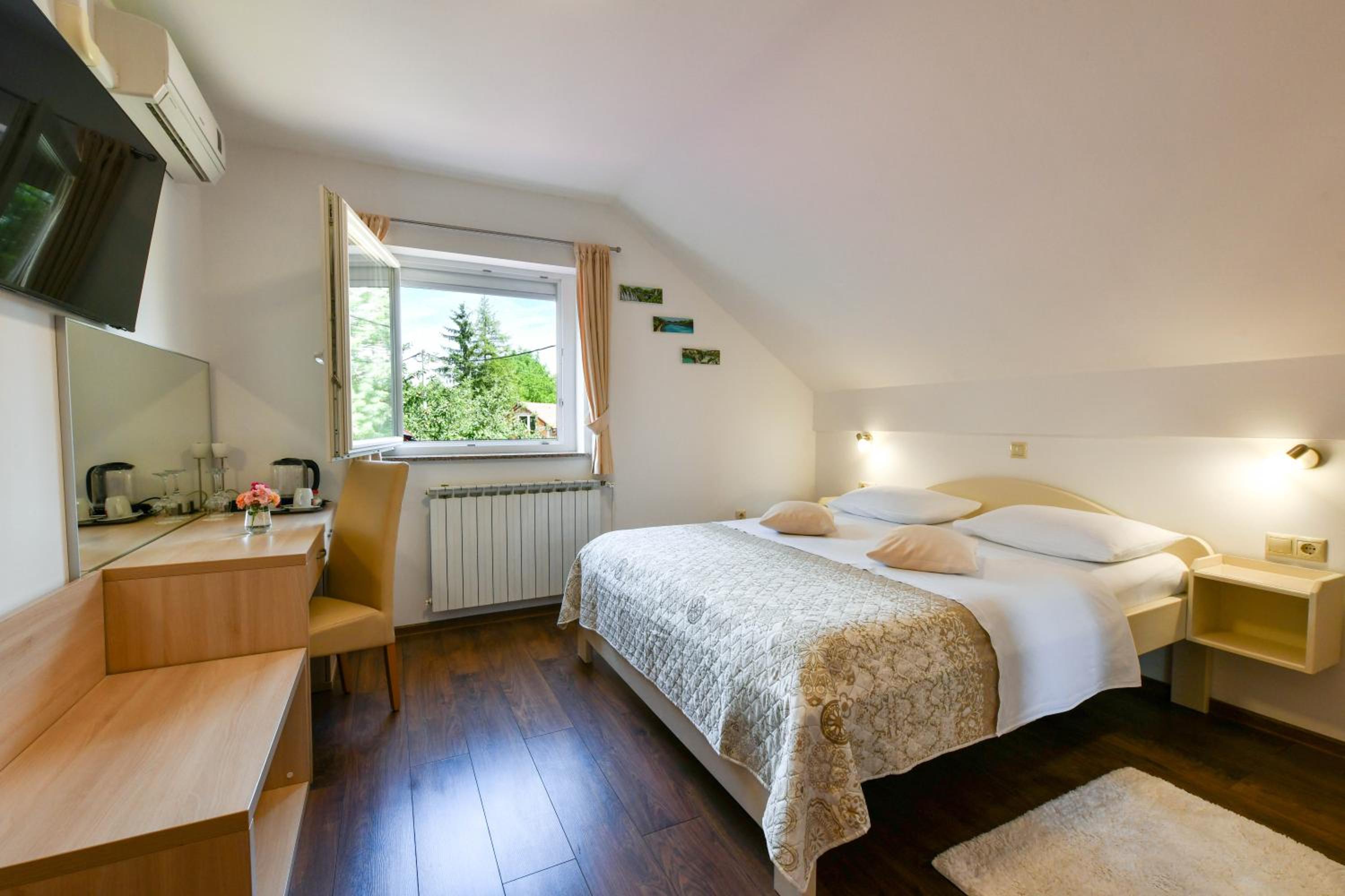 Double Room - Photo 8