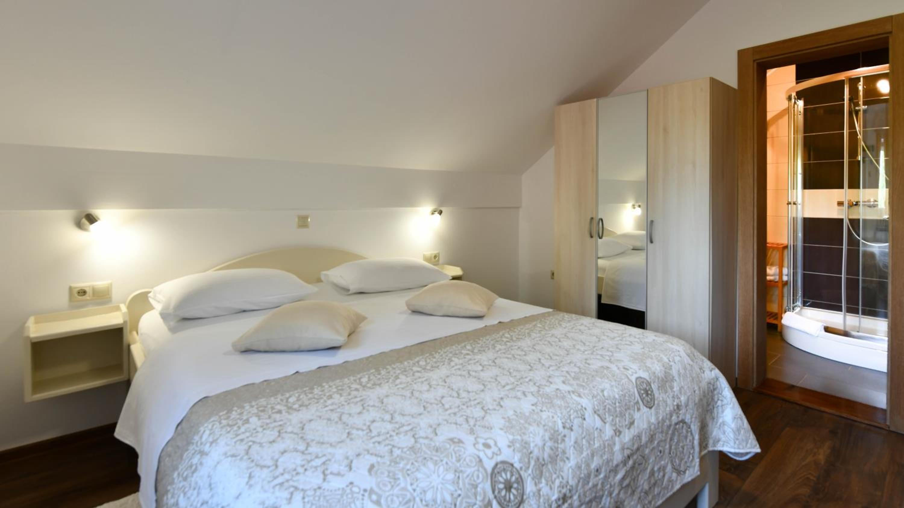 Double Room - Photo 9