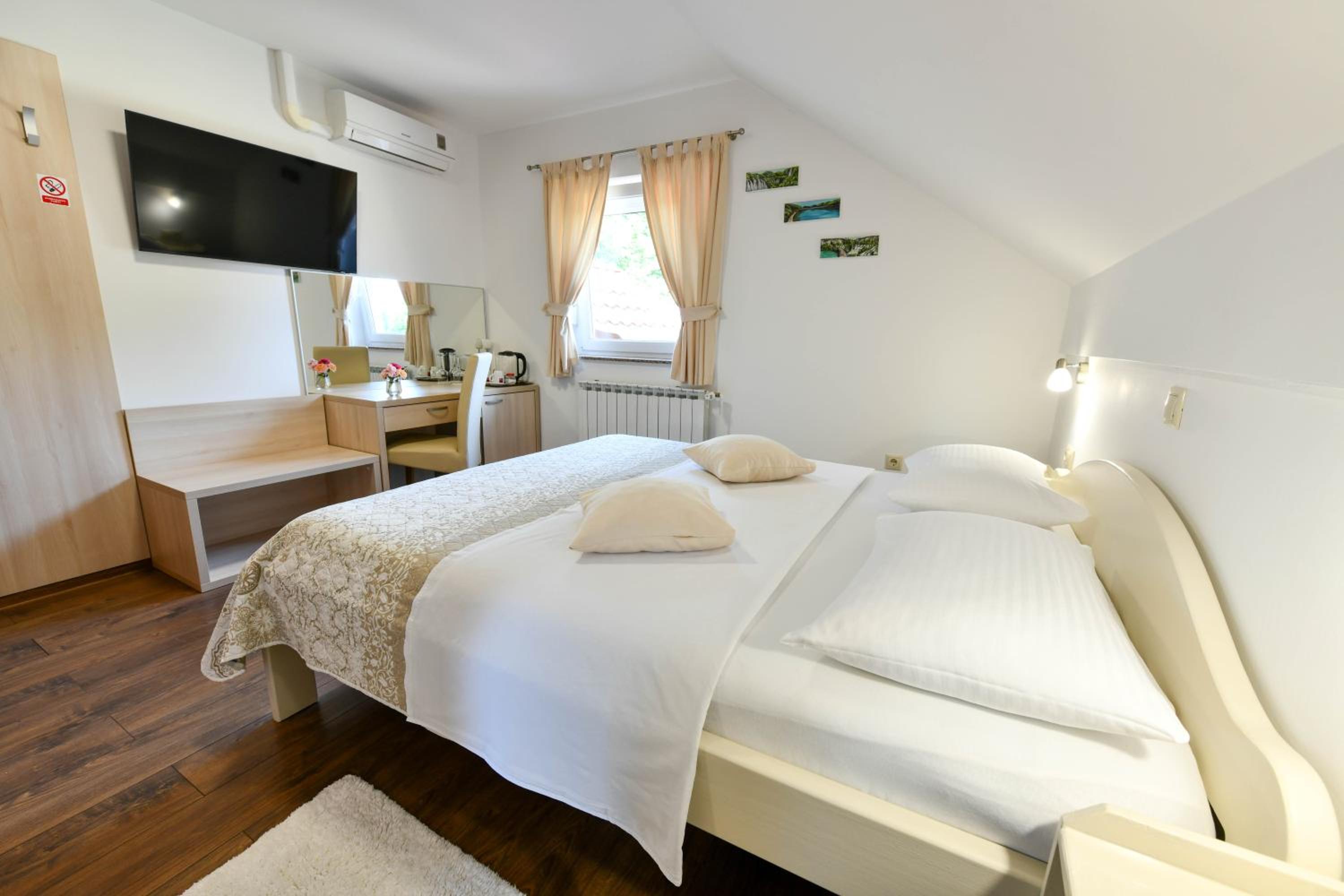 Double Room - Photo 5