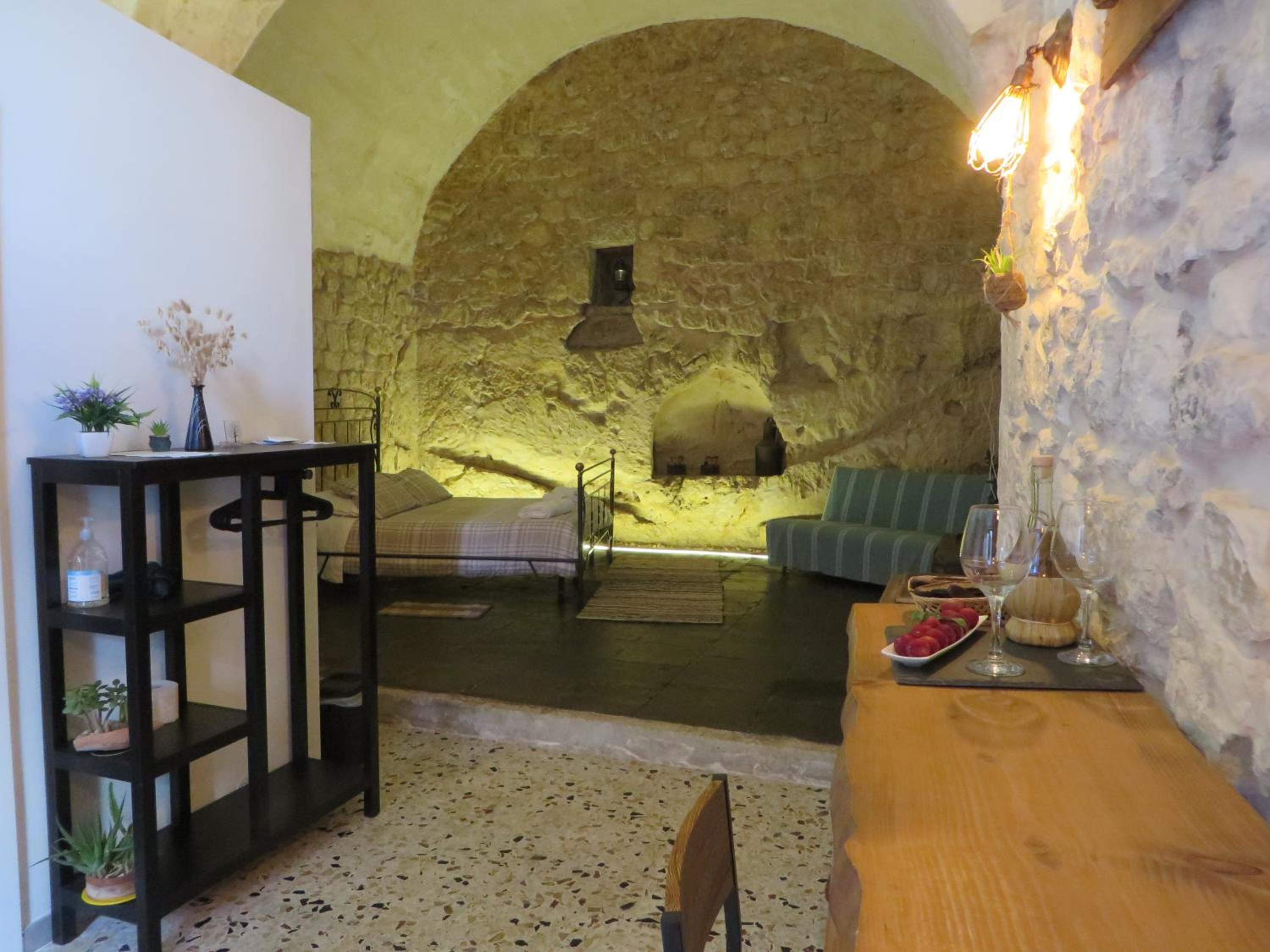 Studio Apartment - Photo 19
