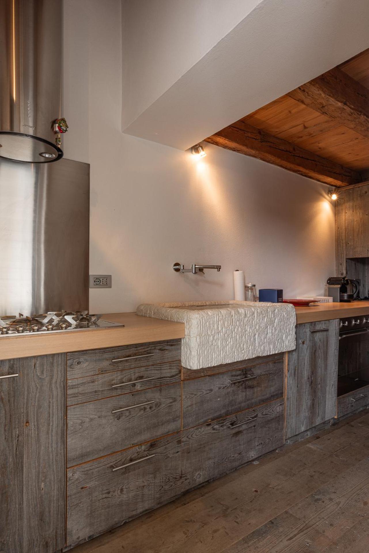 Three-Bedroom Apartment with Balcony photo 3