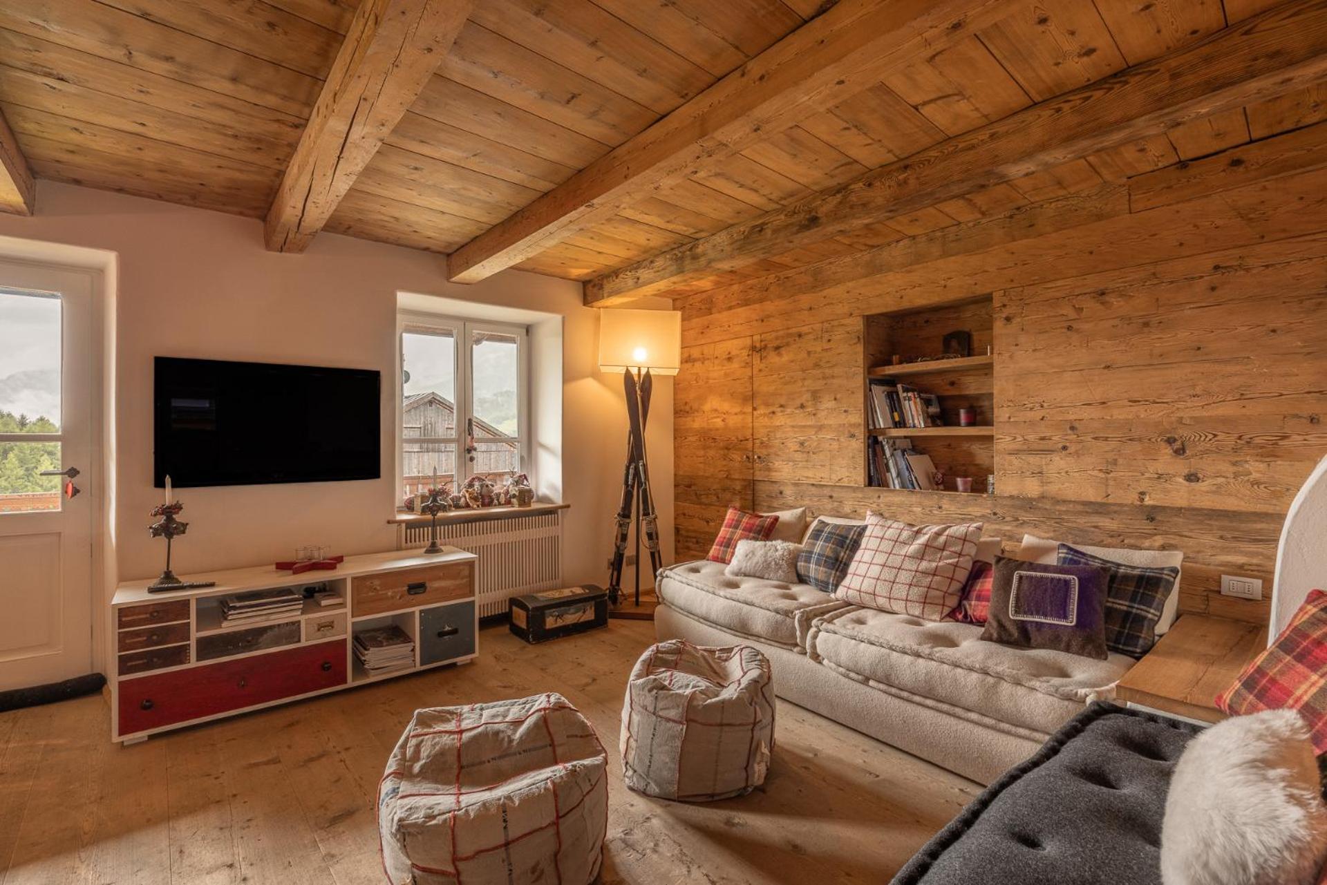Three-Bedroom Apartment with Balcony photo 1