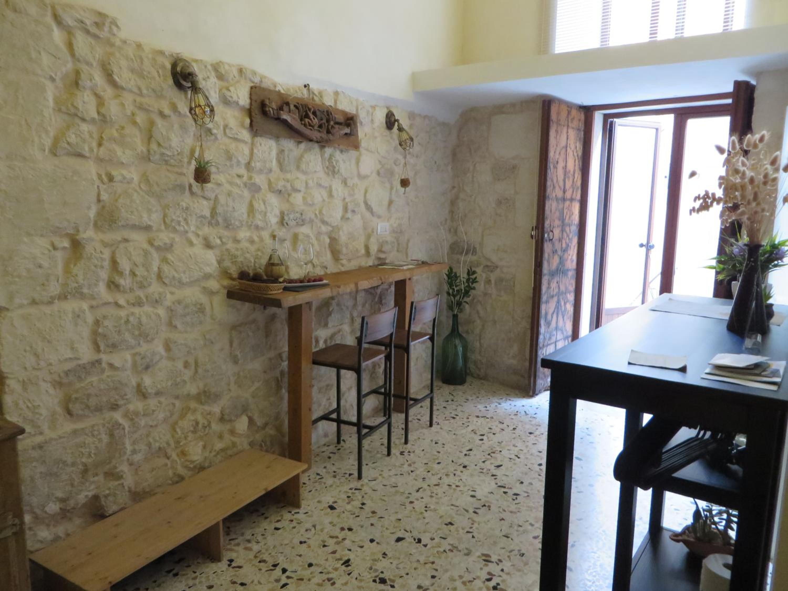 Studio Apartment - Photo 23