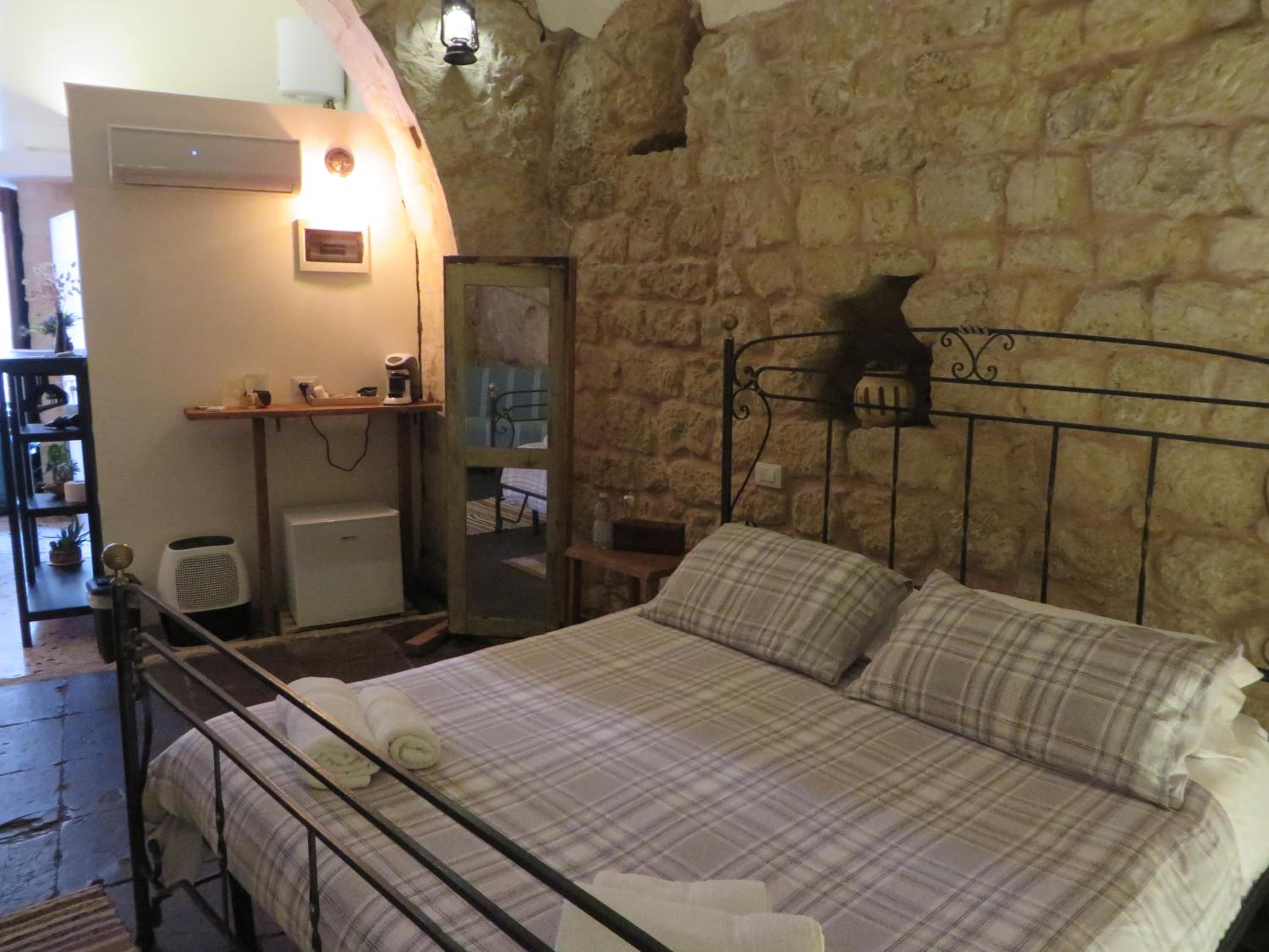 Studio Apartment - Photo 24