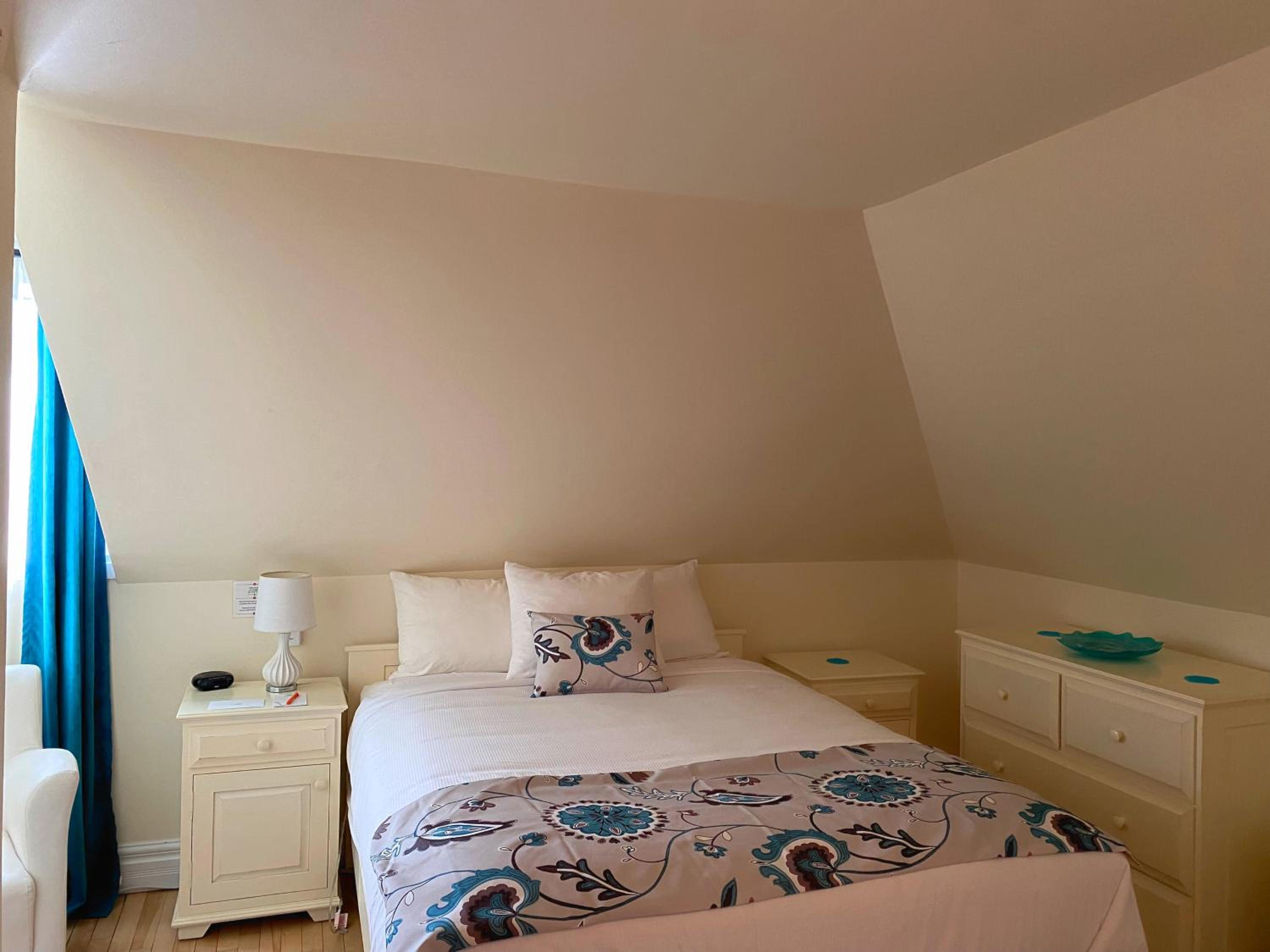 Queen Room photo 2