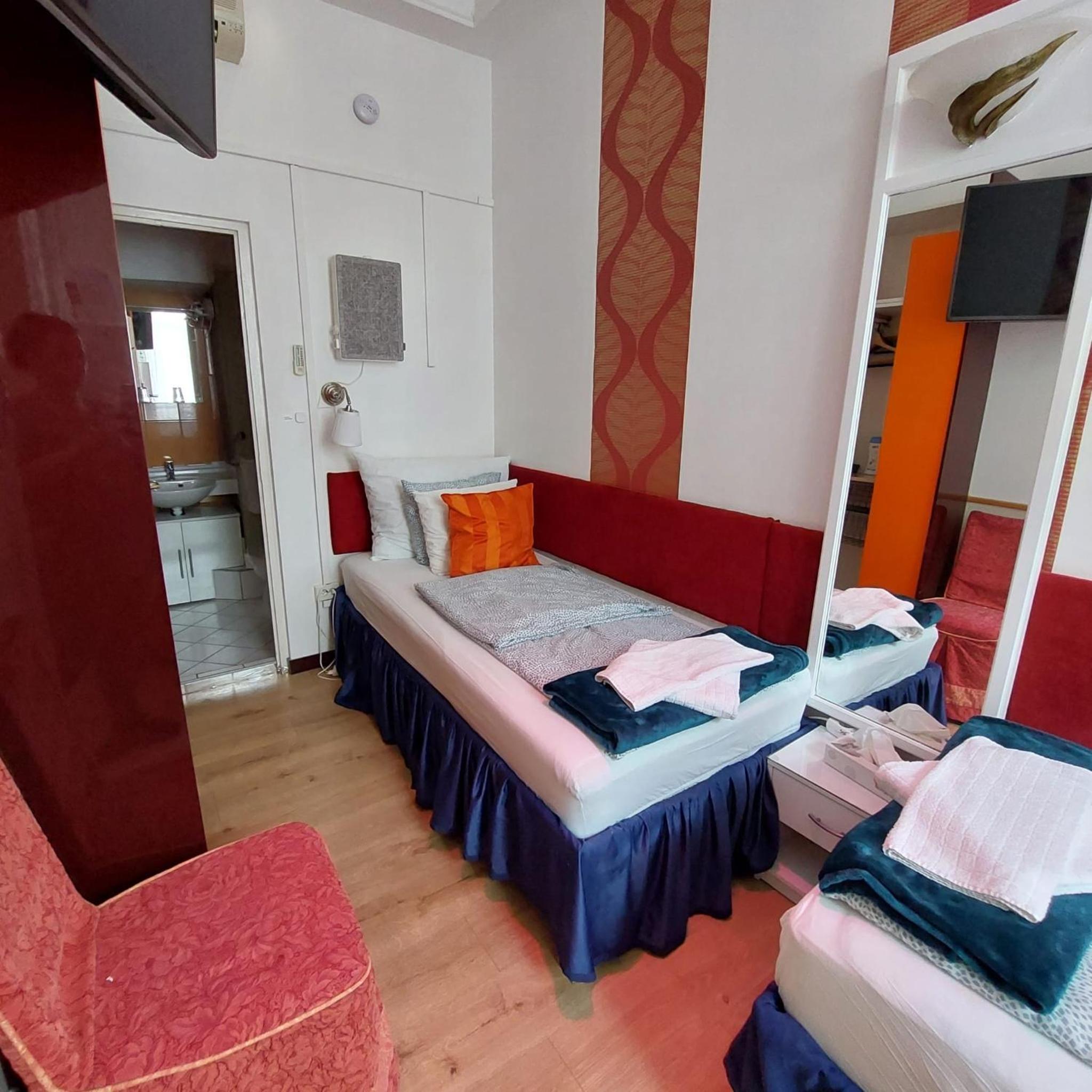 Twin Room - Photo 2