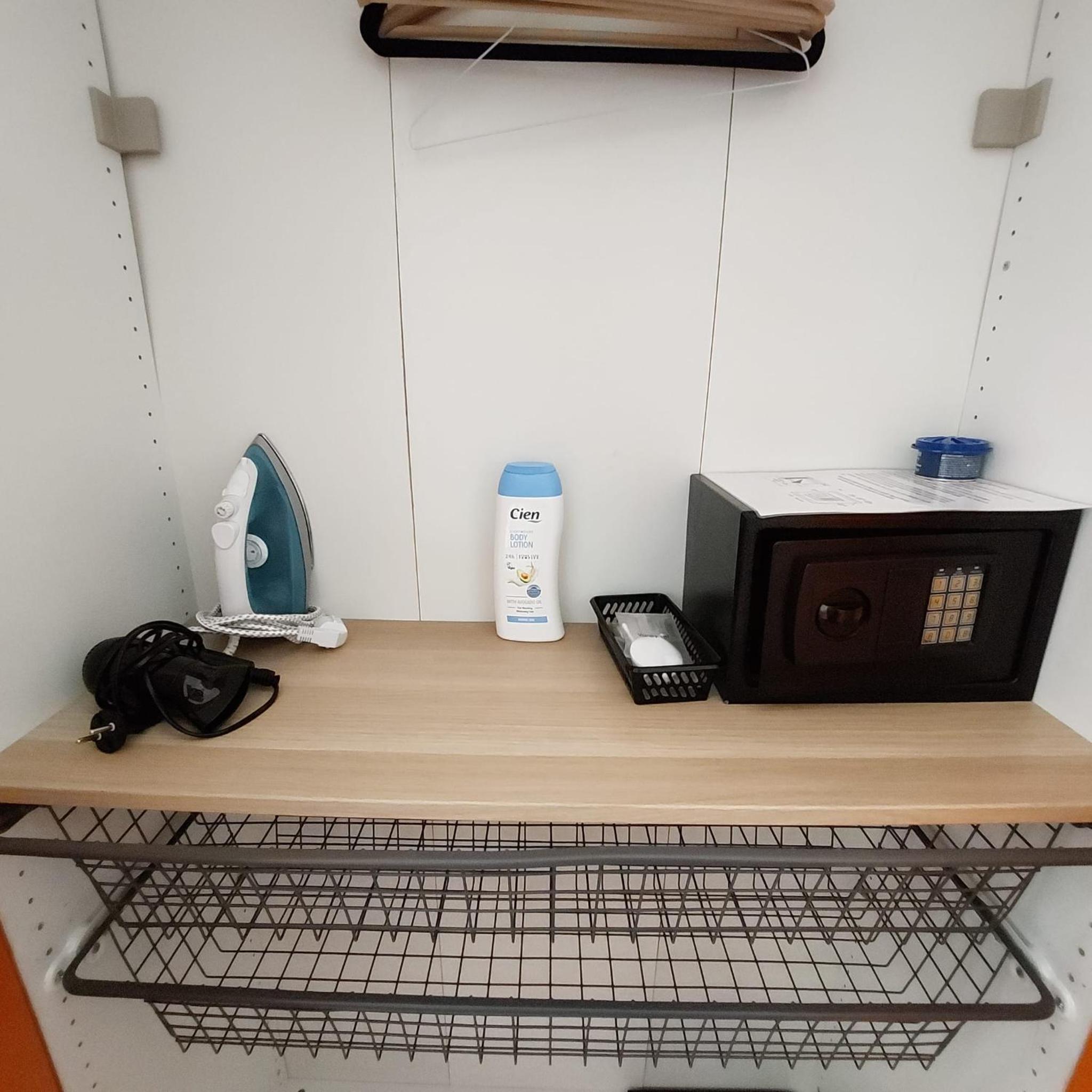 Twin Room - Photo 8