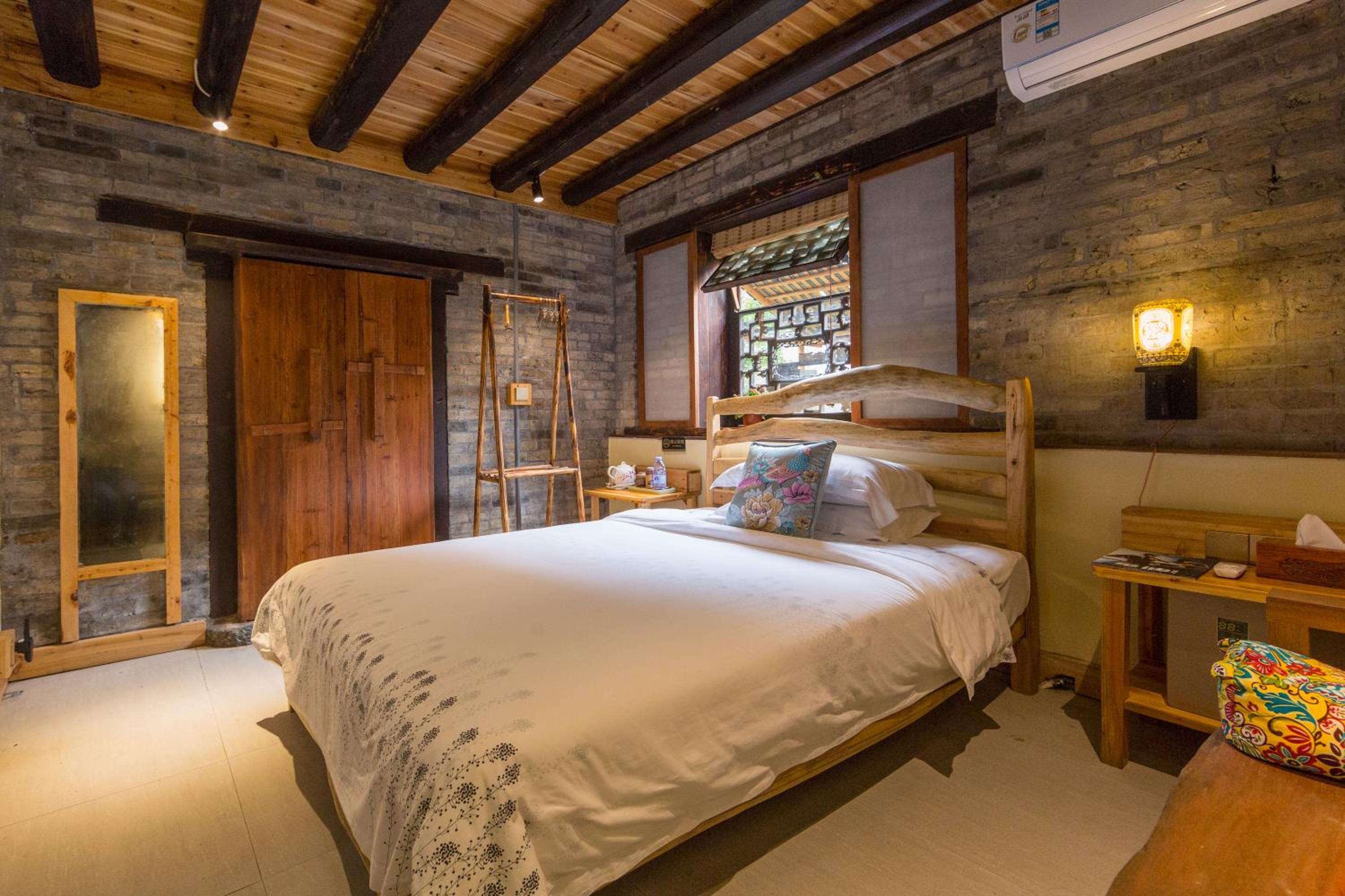 Five-Bedroom House photo 1
