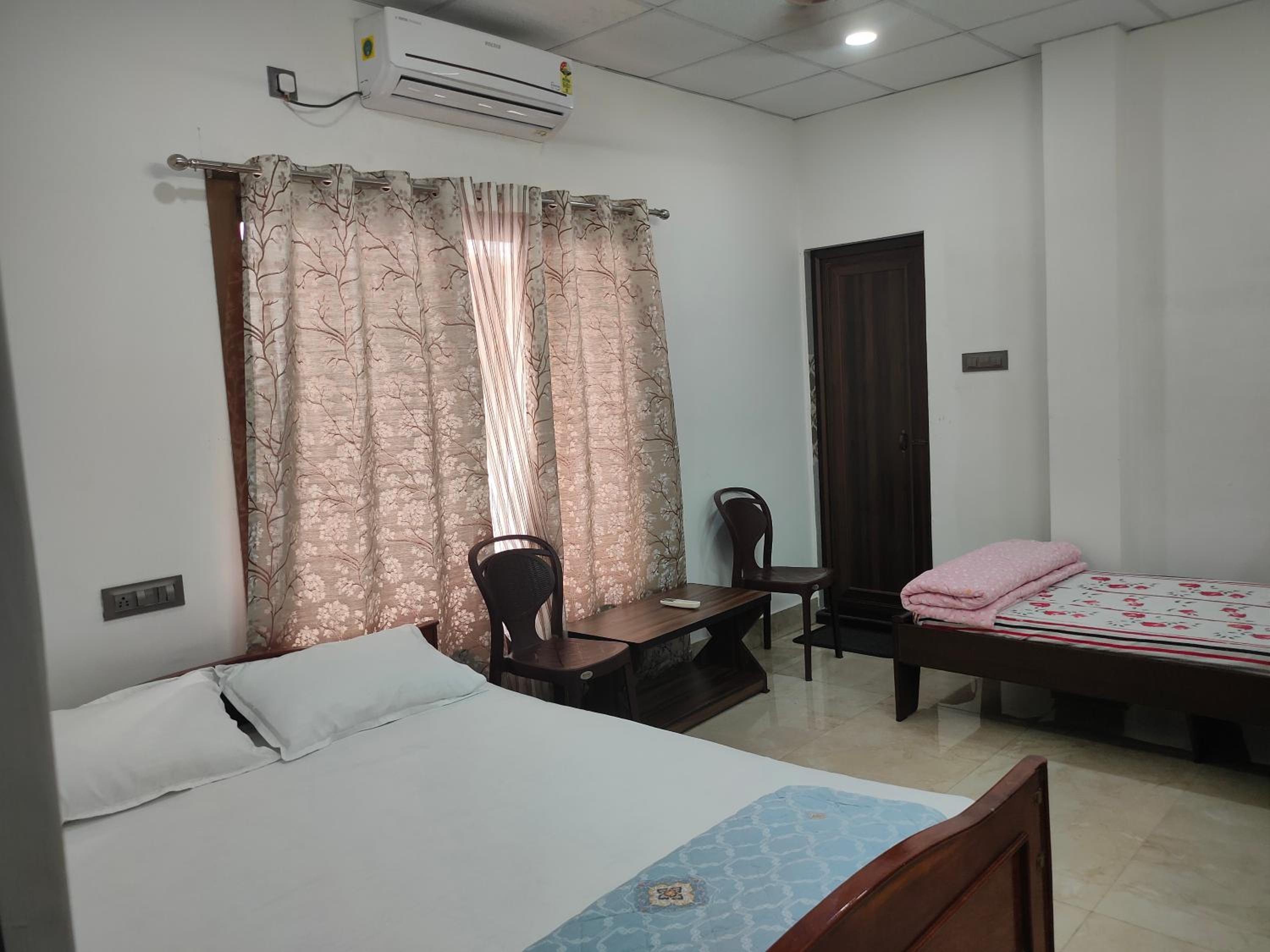 Deluxe Double Room (2 Adults + 1 Child)