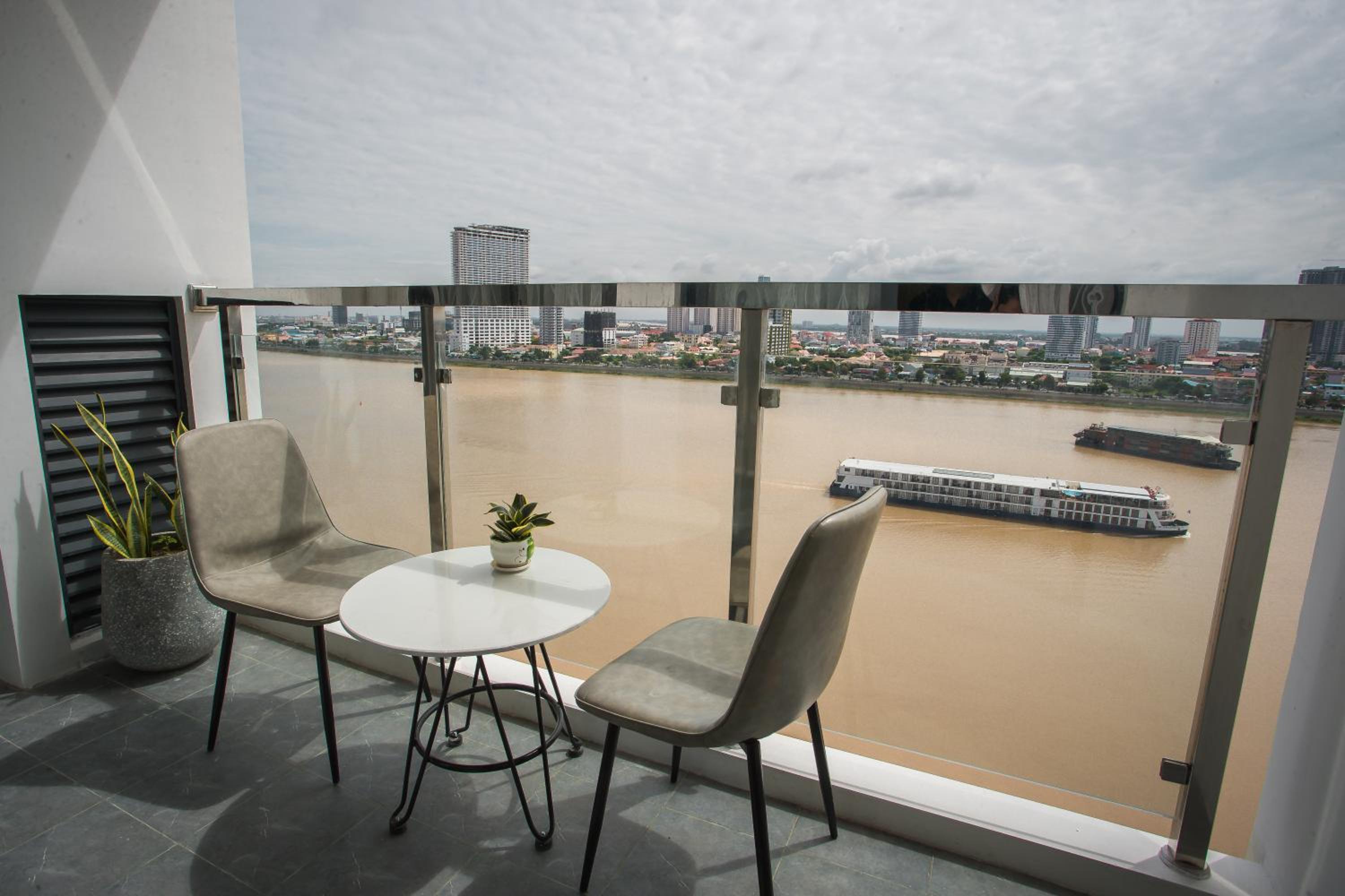 Deluxe King Balcony River View  - Photo 2