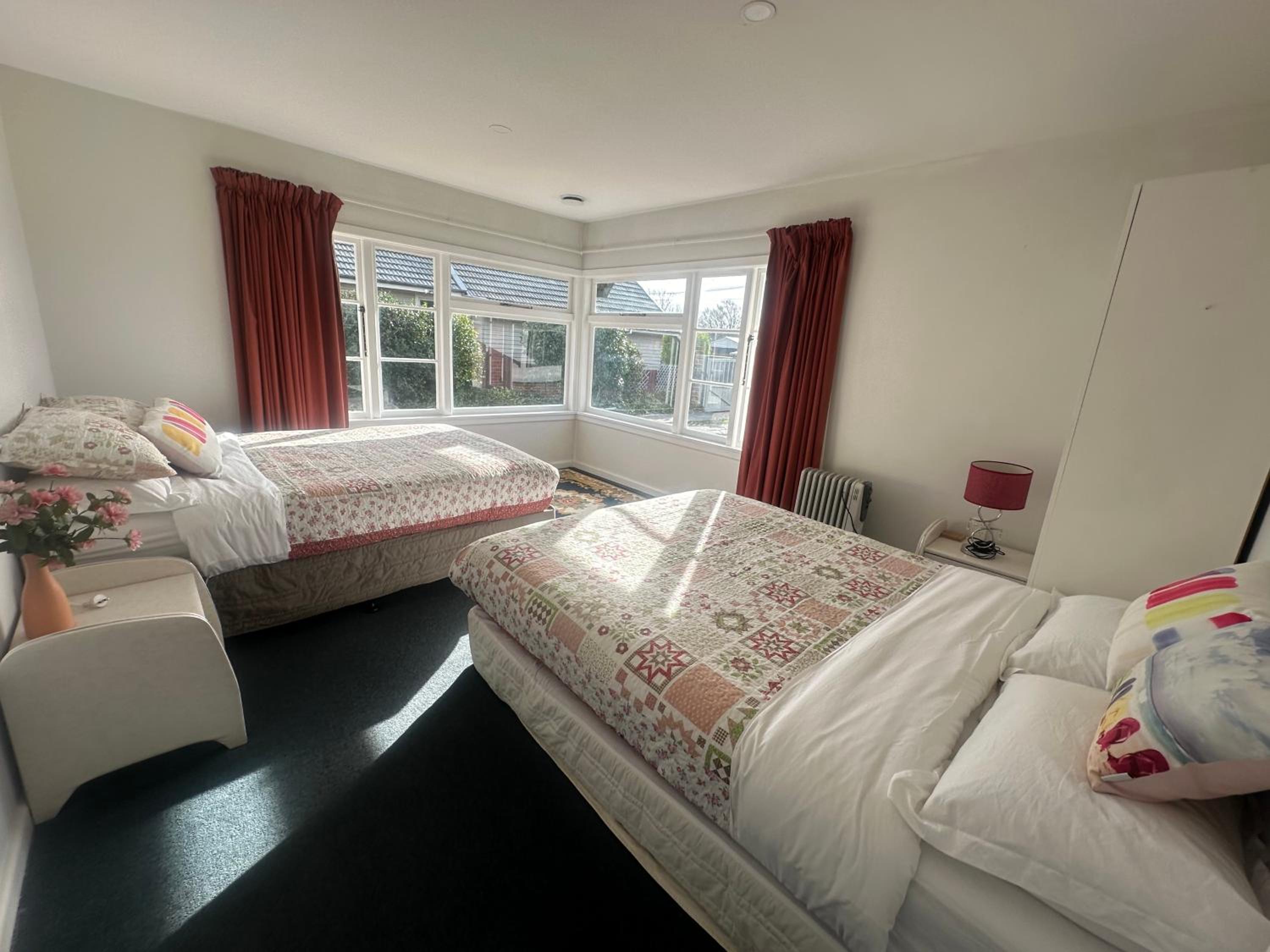 Five-Bedroom House - Photo 32