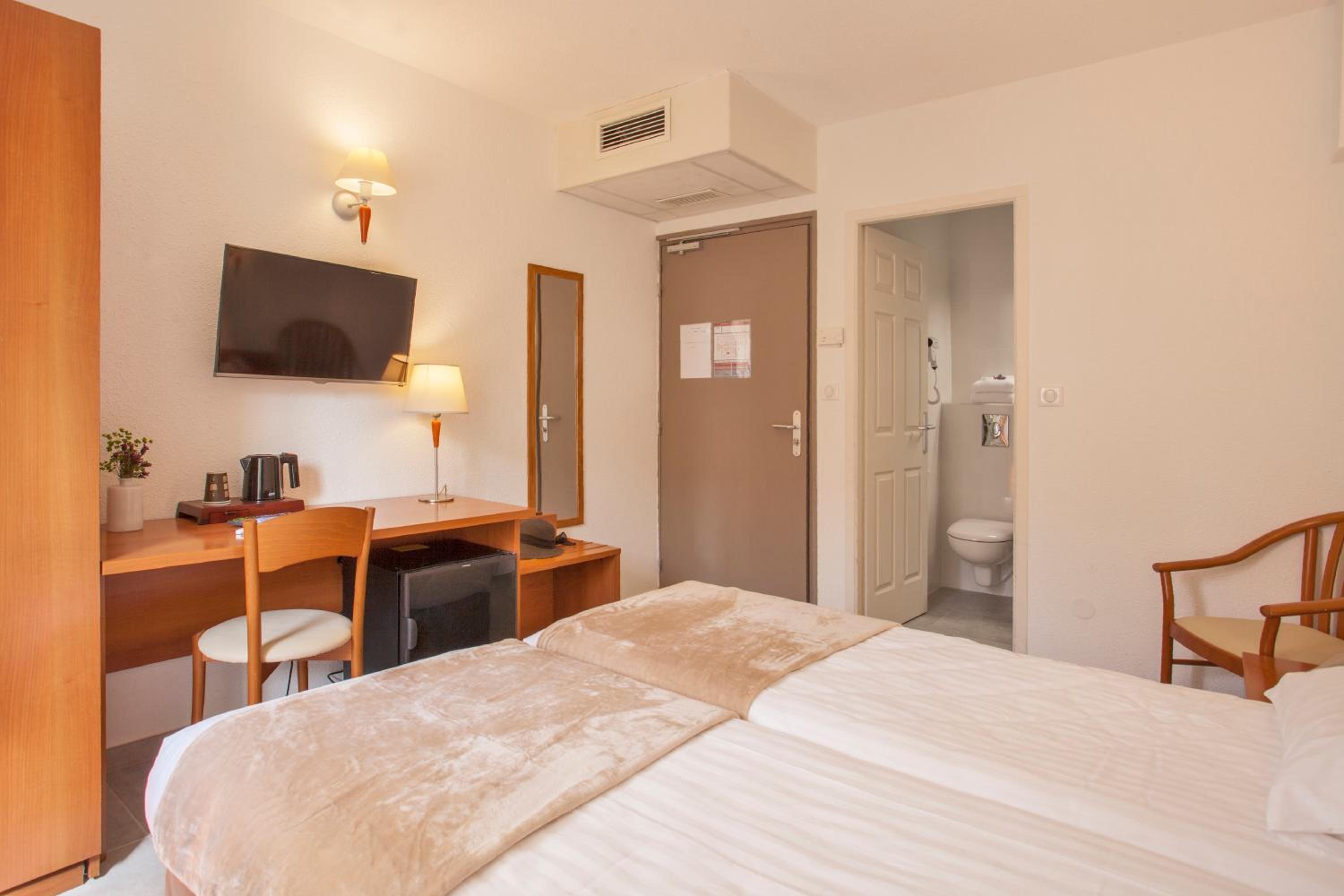Twin Room - Photo 2