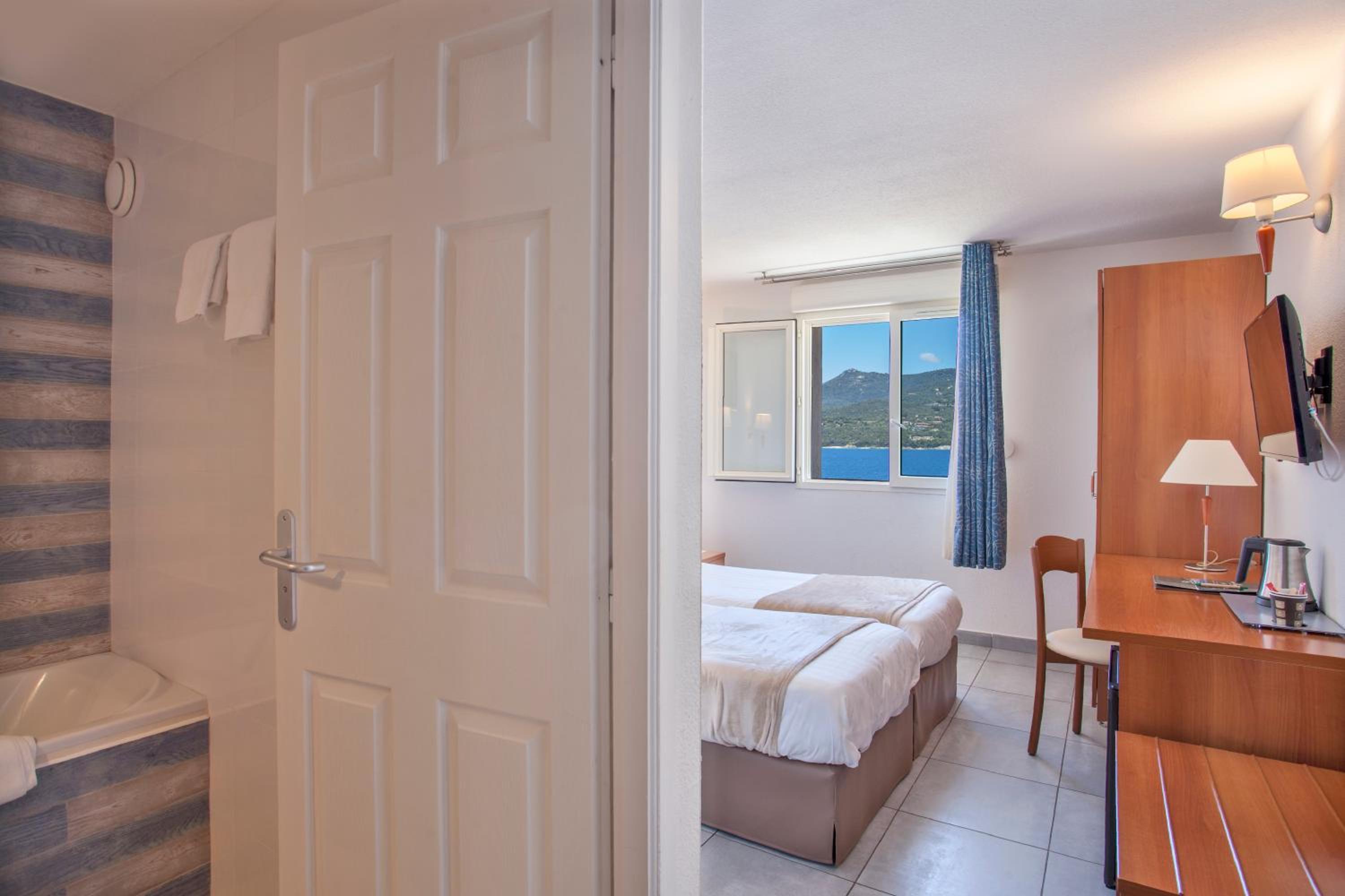Twin Room with Sea View - Photo 4