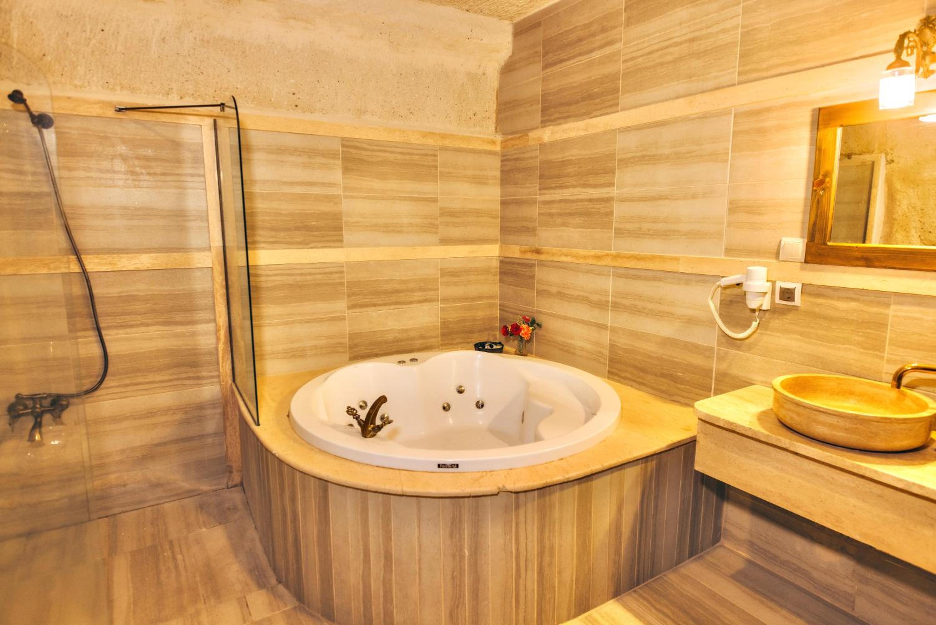King Suite with Spa Bath photo 3