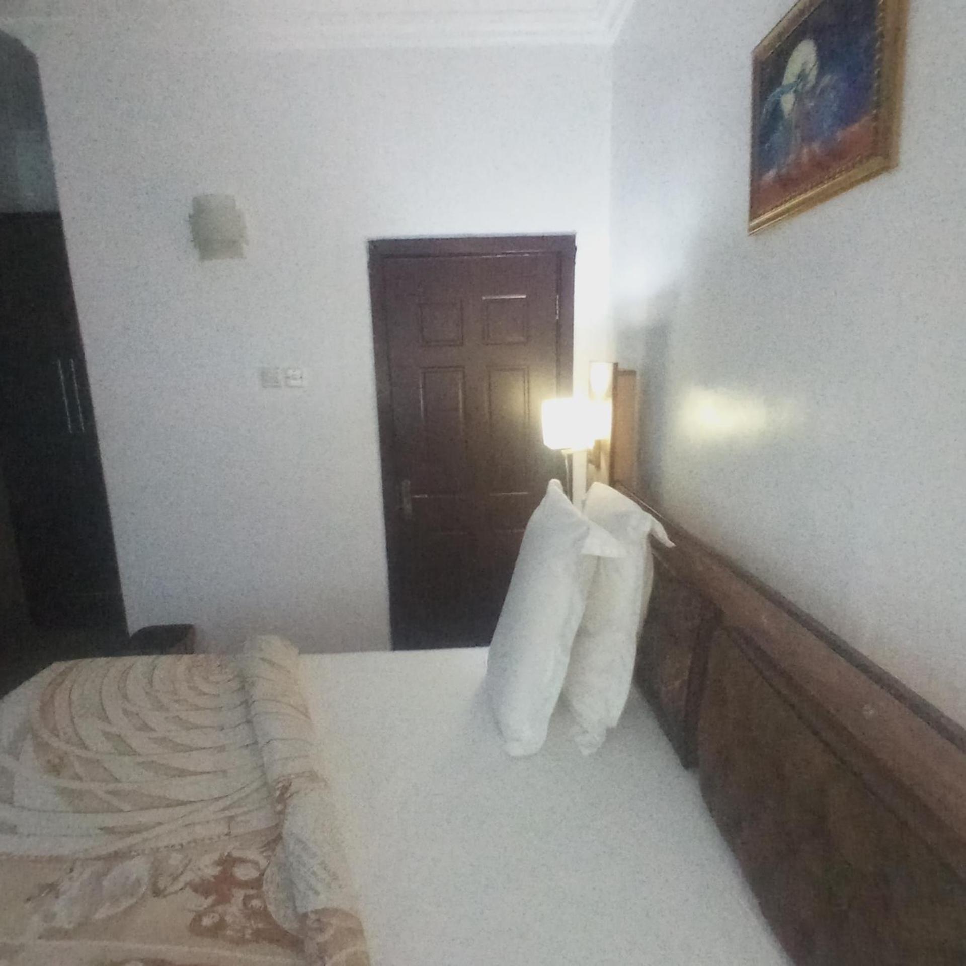 Queen Room photo 1