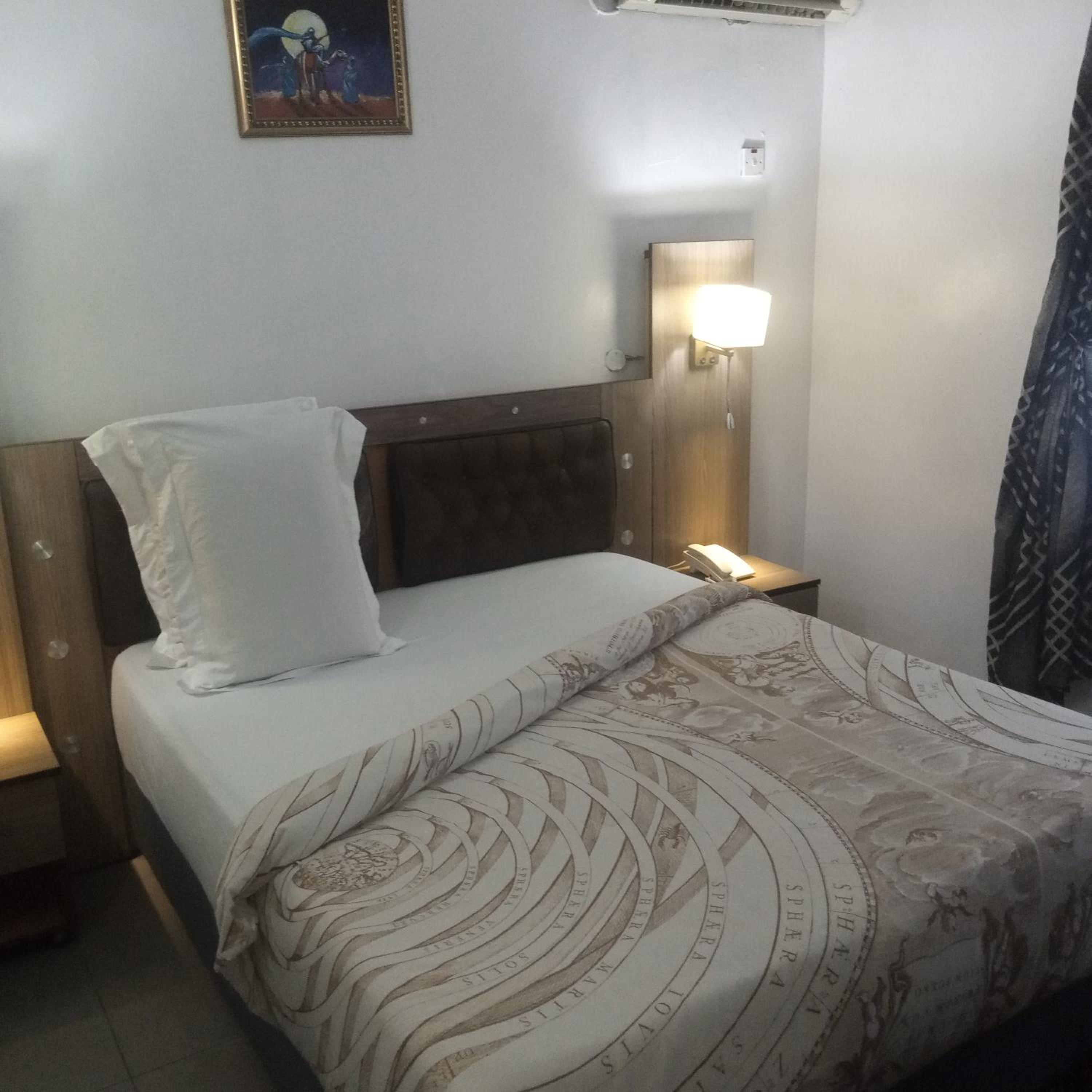 Queen Room photo 2