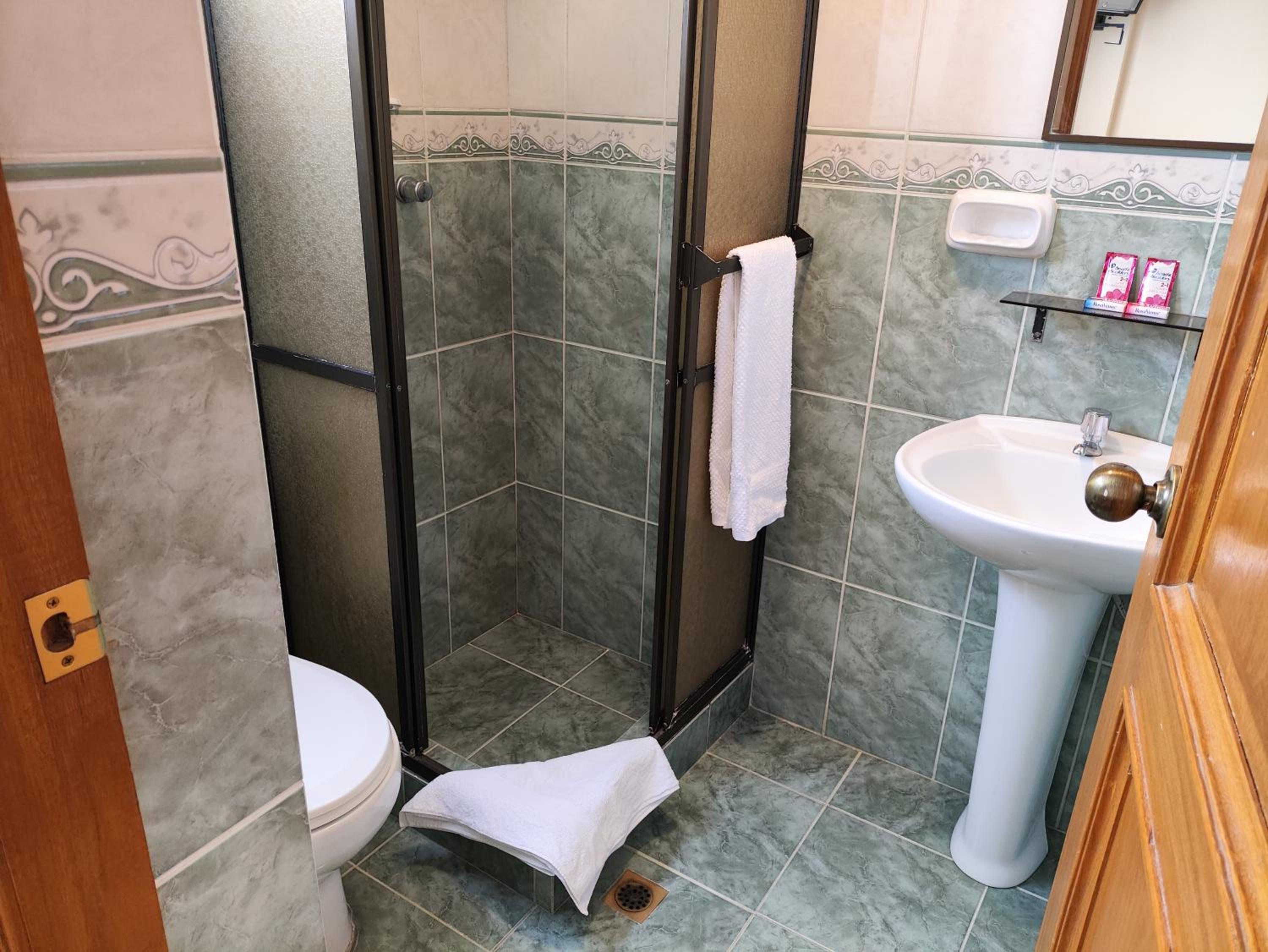 Family Room with Private Bathroom photo 3