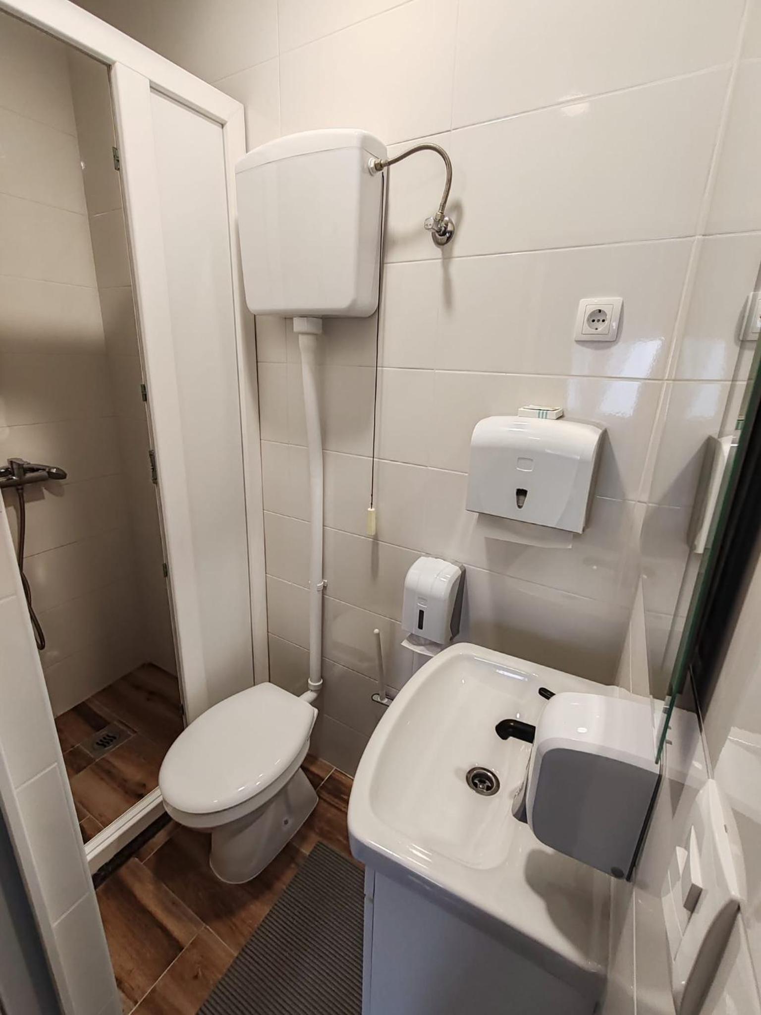 Single Room with Bathroom photo 2