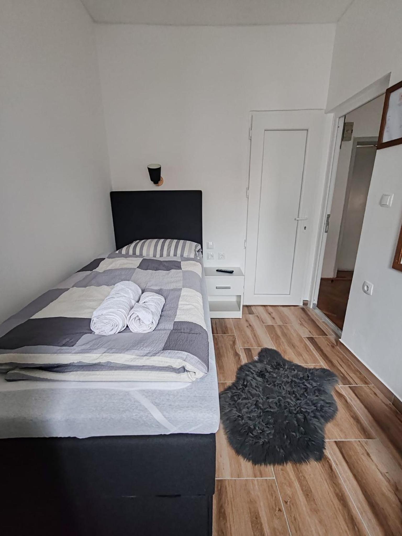 Single Room with Bathroom photo 1