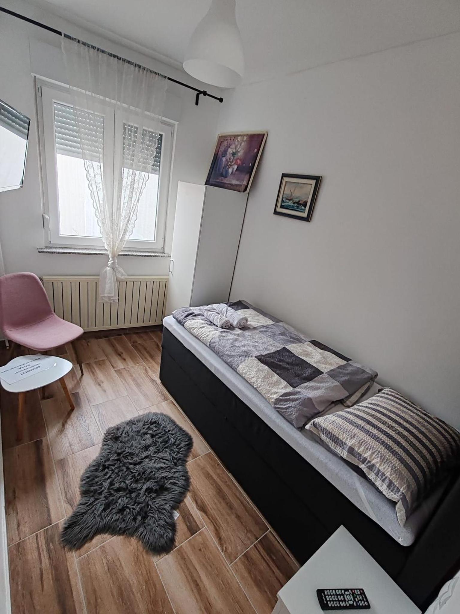 Single Room with Bathroom photo 3