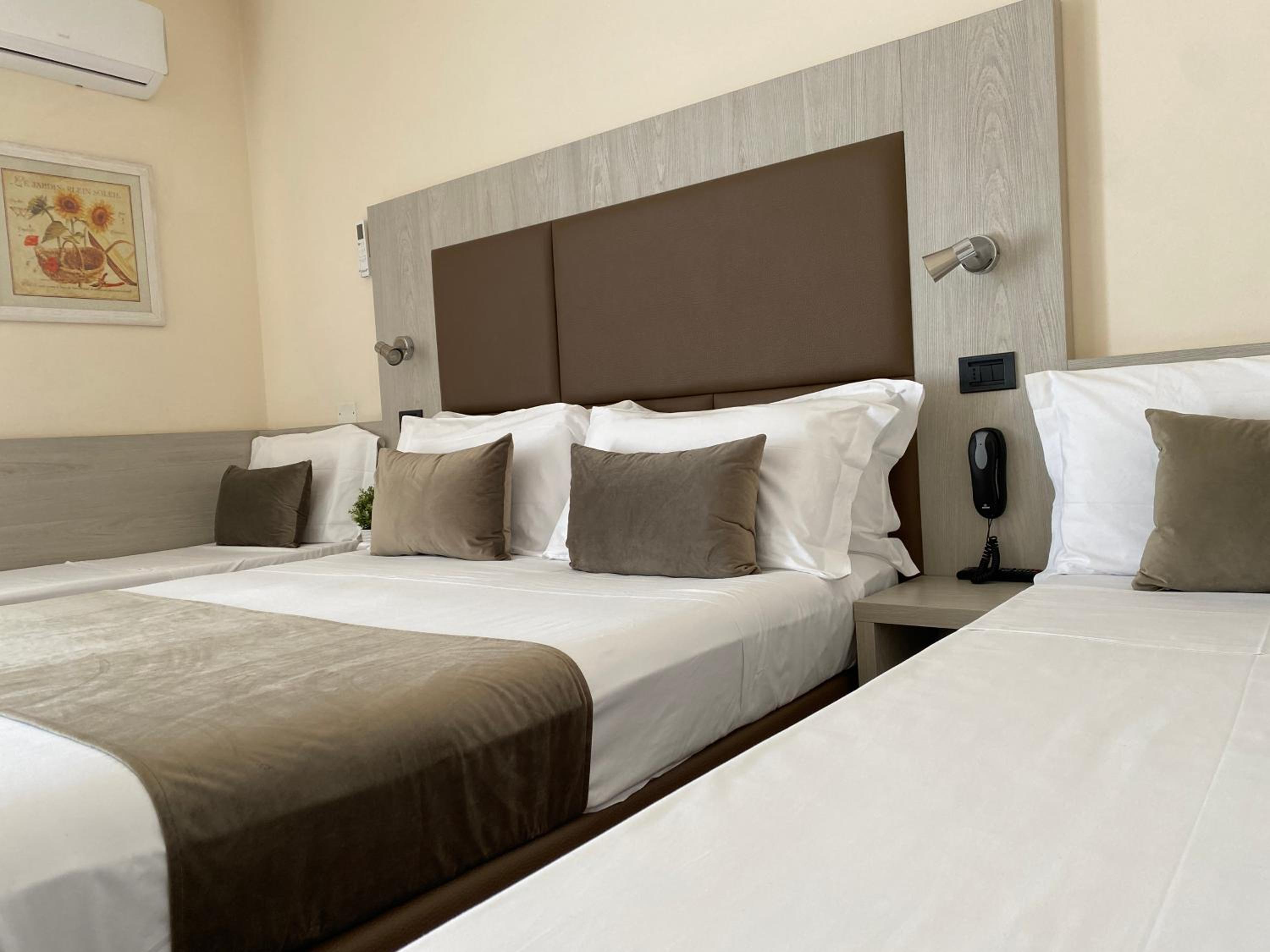 Superior Quadruple Room - Photo 3