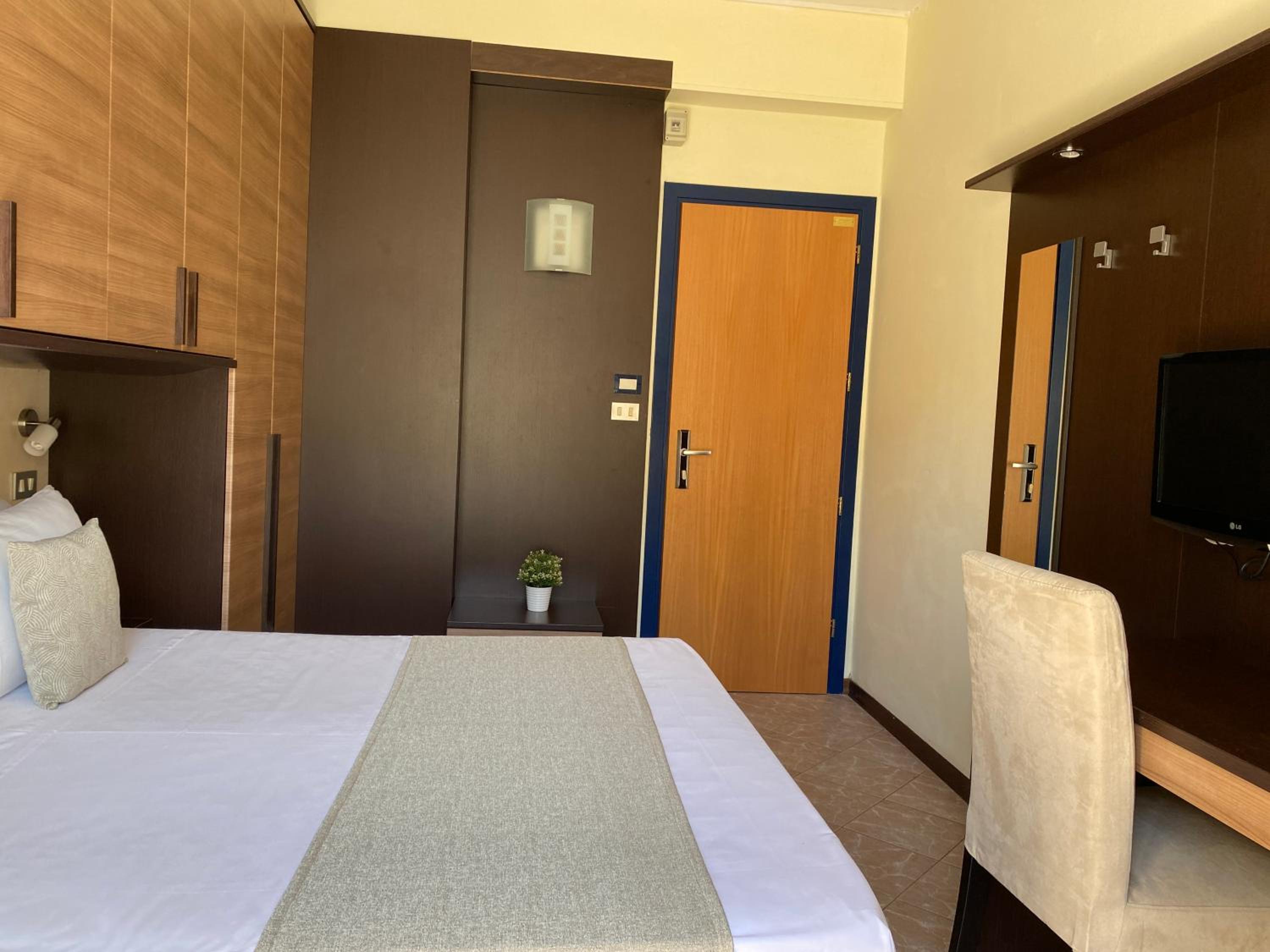Deluxe Double or Twin Room - Photo 6