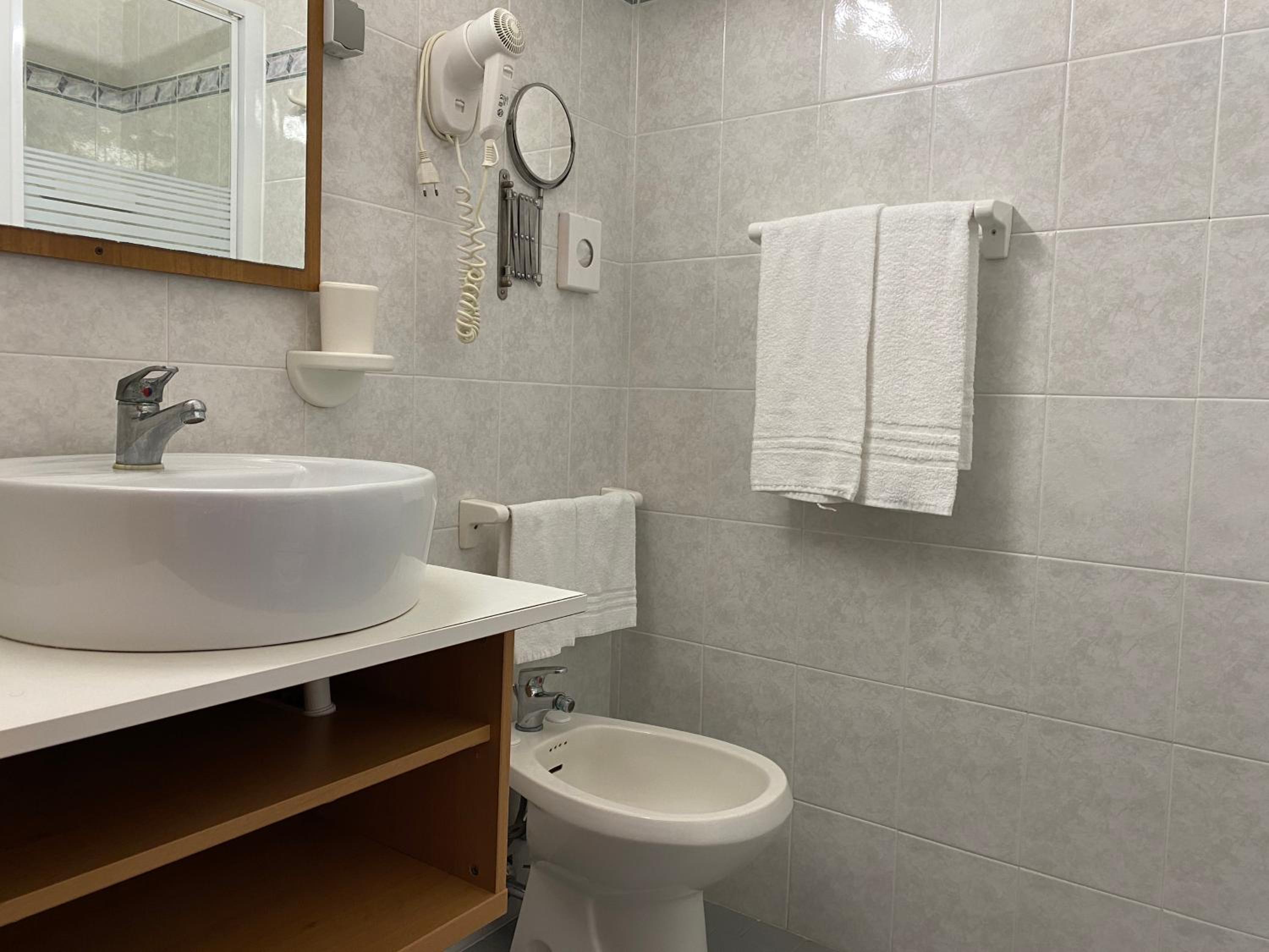 Deluxe Double Room with Extra Bed - Photo 4