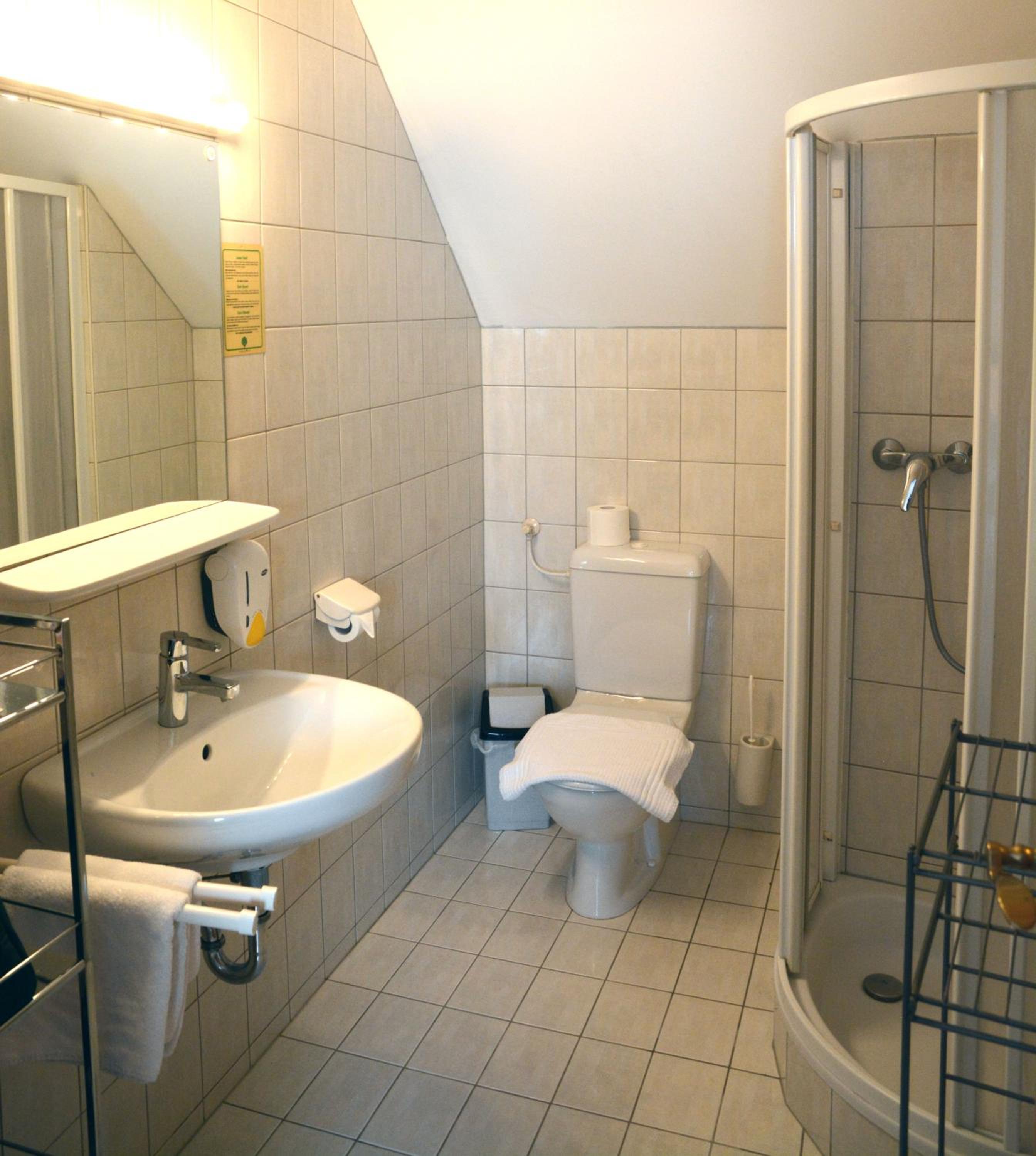 Double Room with Shower - Photo 7