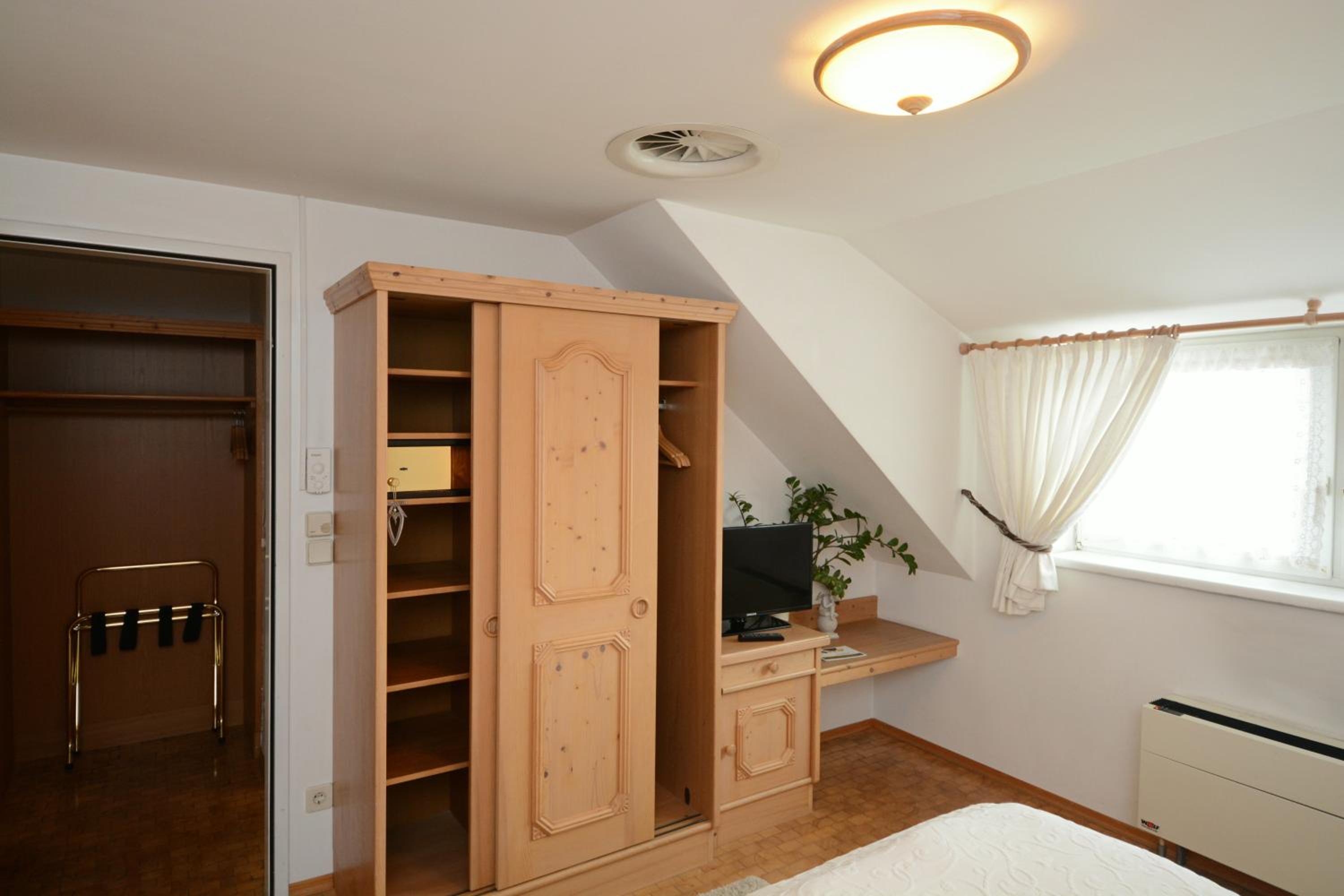 Double Room with Shower - Photo 5