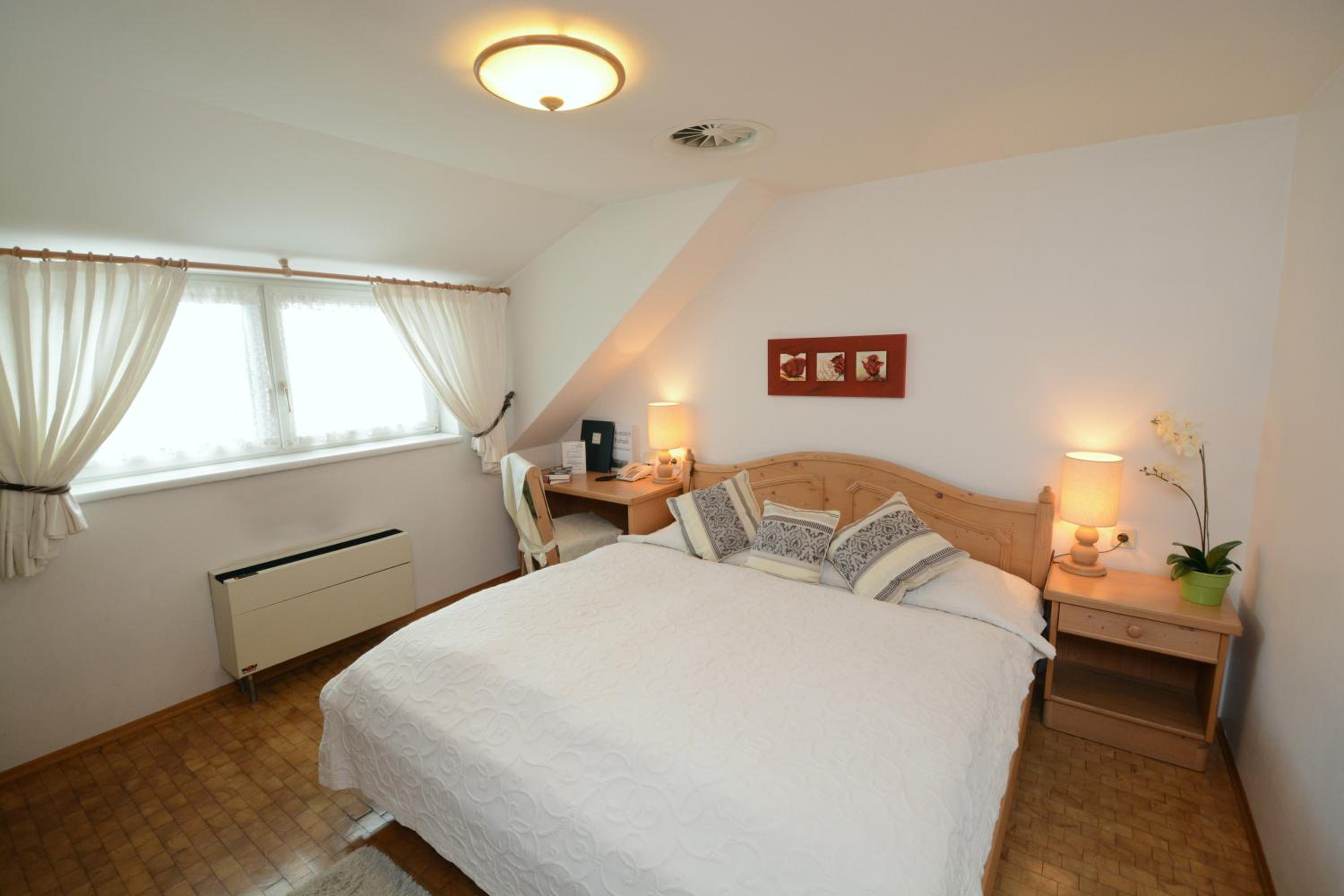 Double Room with Shower - Photo 2
