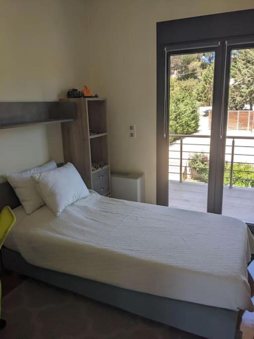Five-Bedroom House photo 1