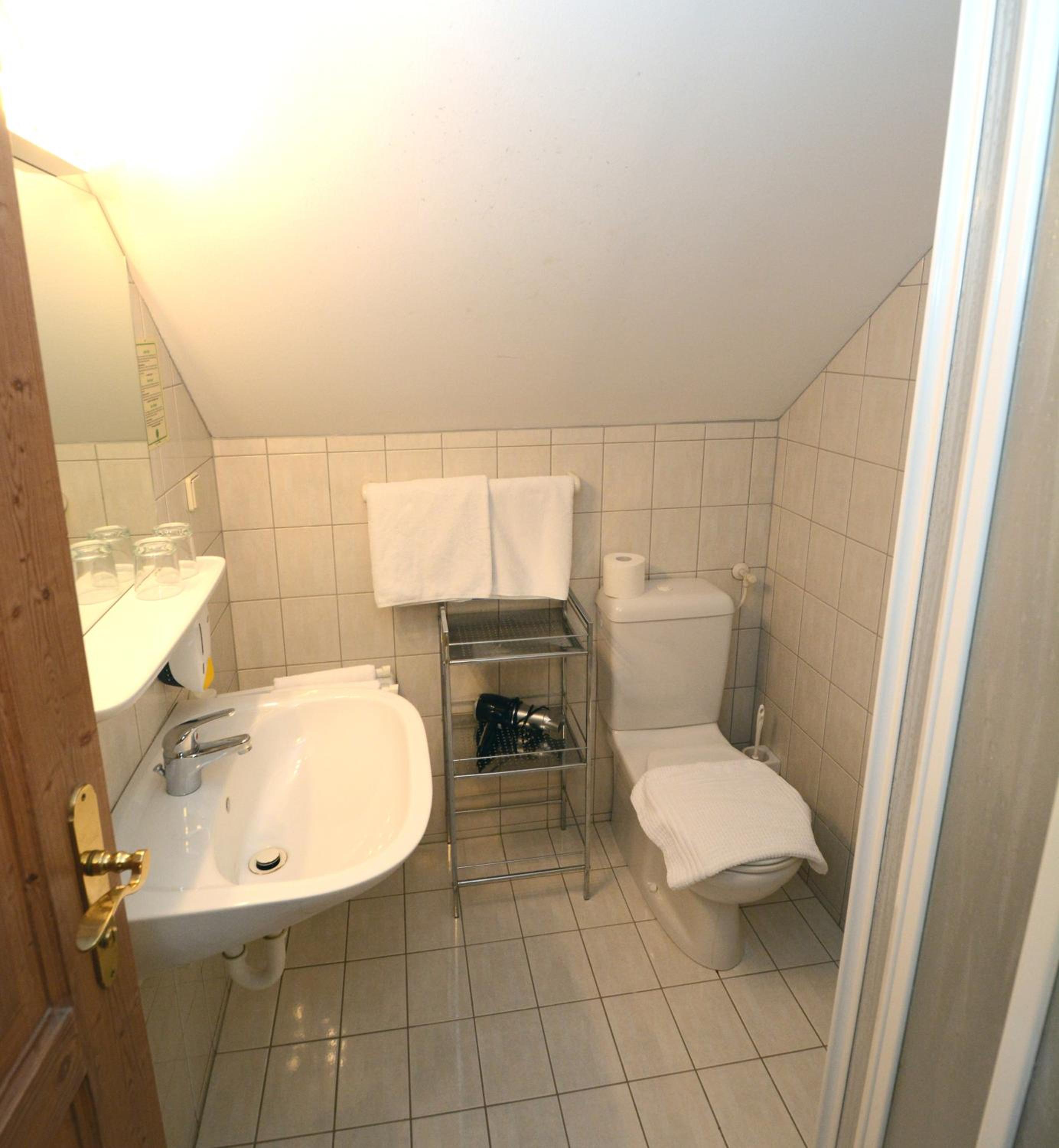 Double Room with Shower - Photo 6