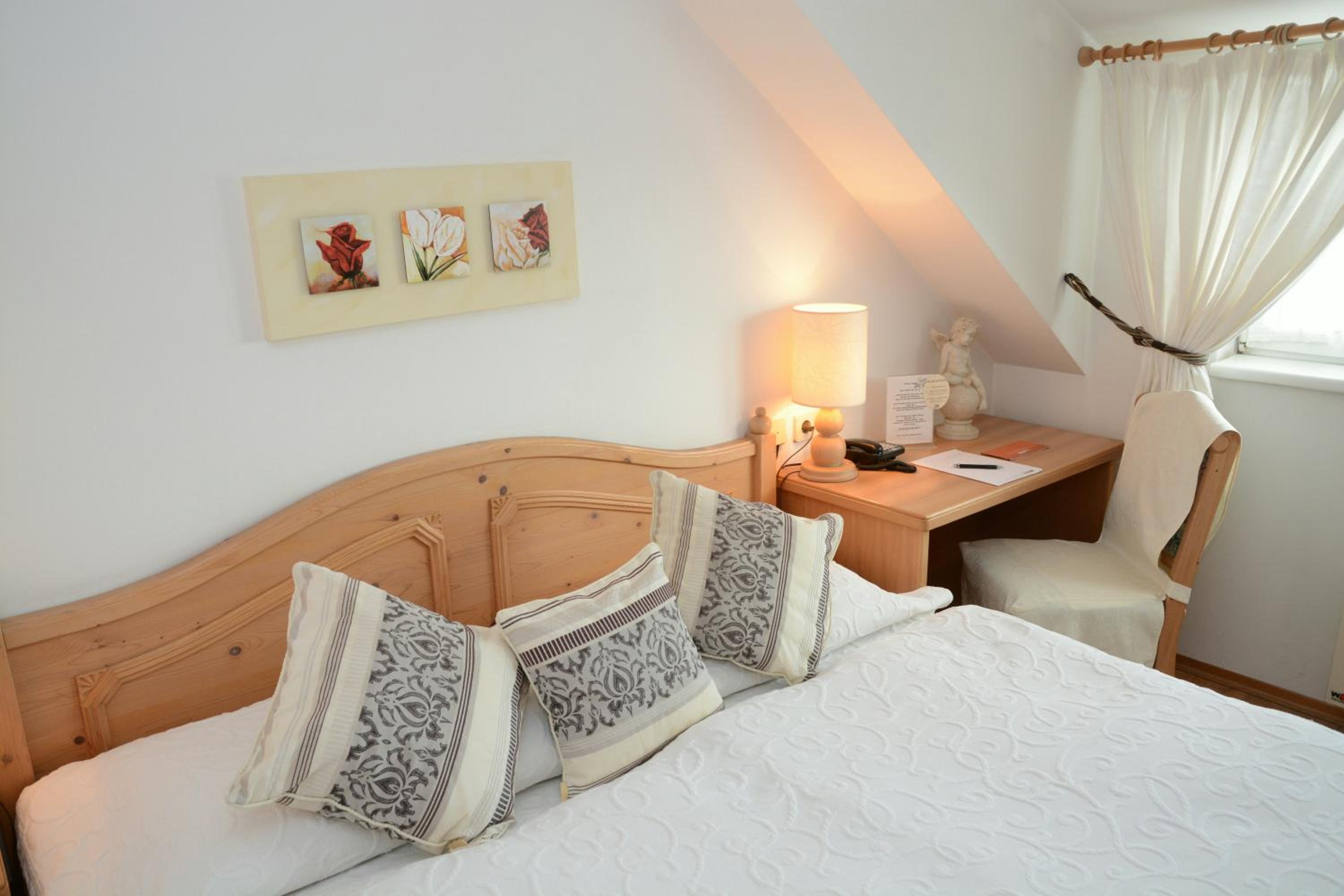 Double Room with Shower - Photo 3