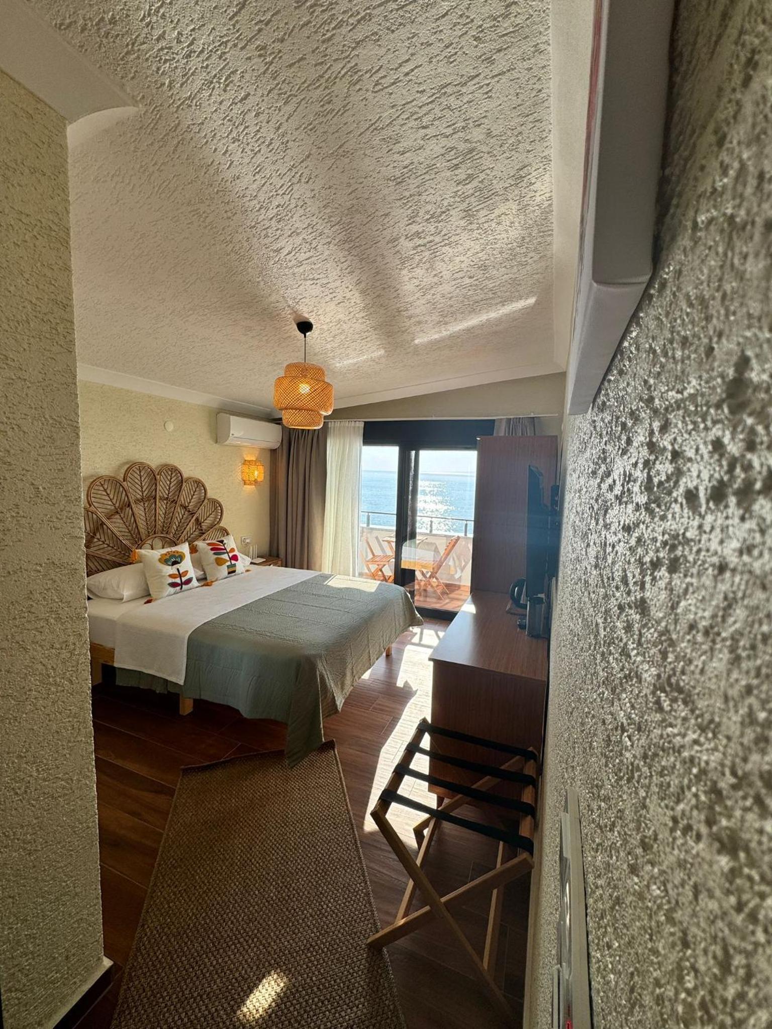 Deluxe Double Room with Balcony and Sea View photo 1