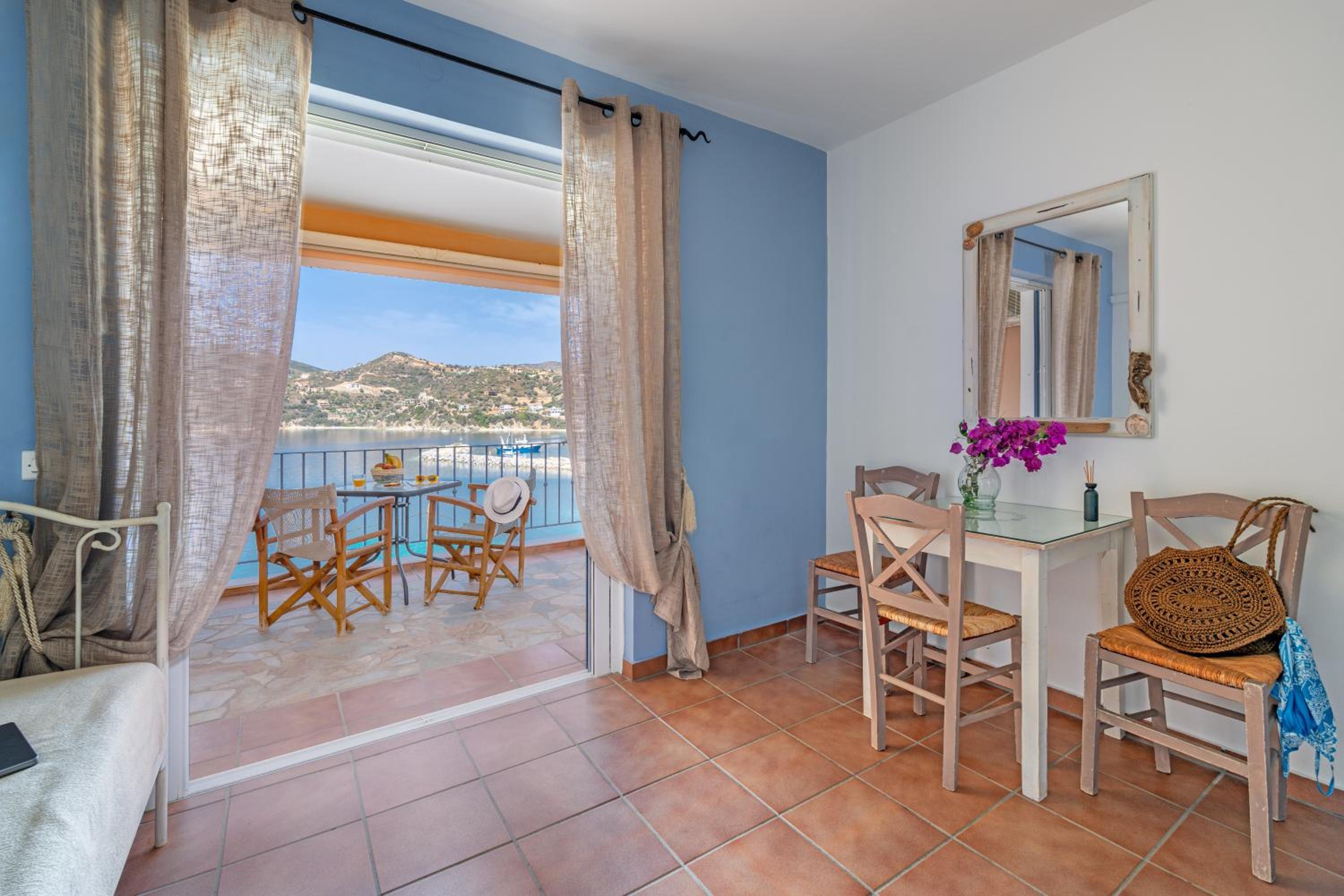 One-Bedroom Apartment with Balcony and Sea View photo 2