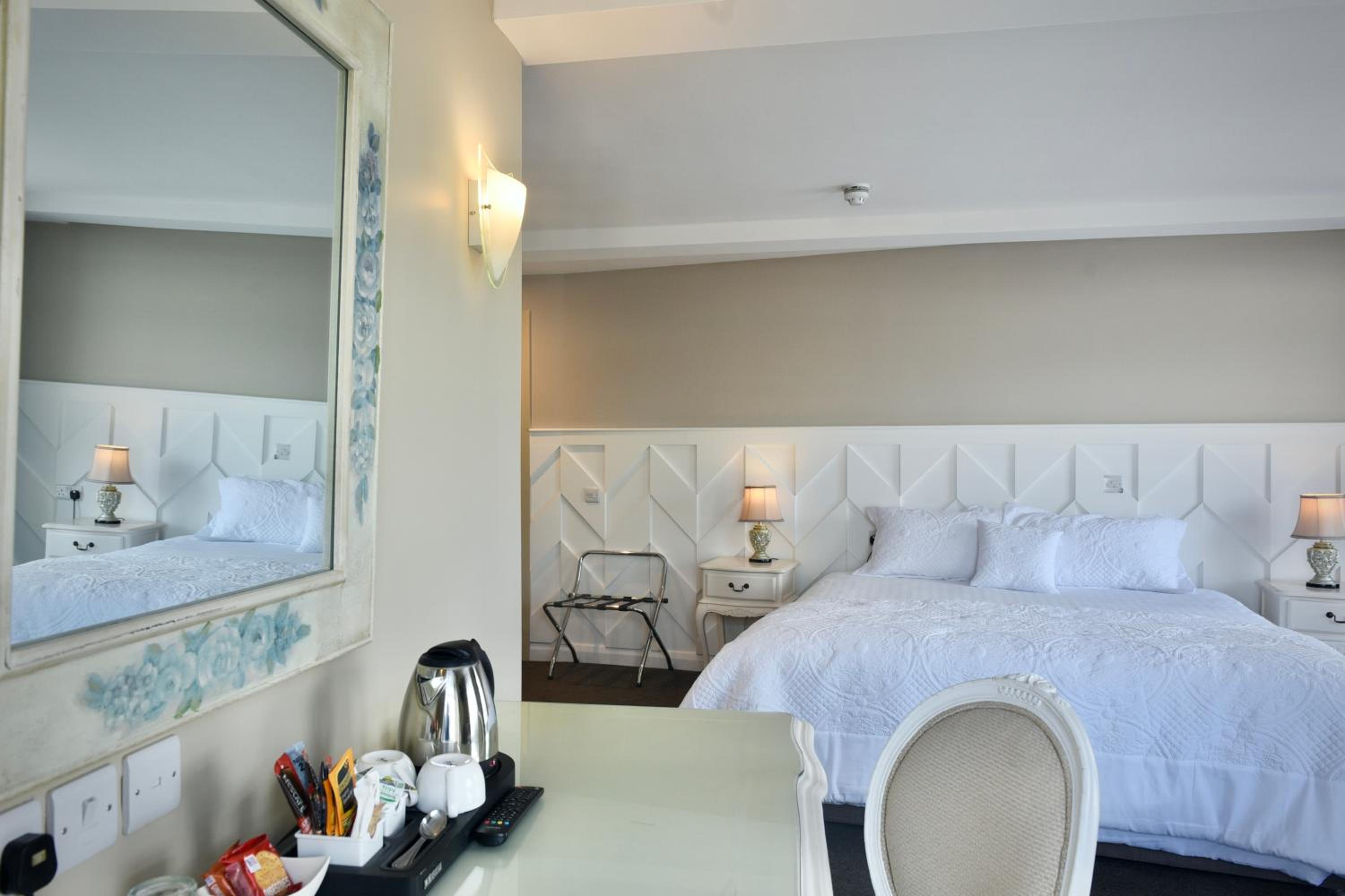 Double or Twin Room with Sea View - Photo 4